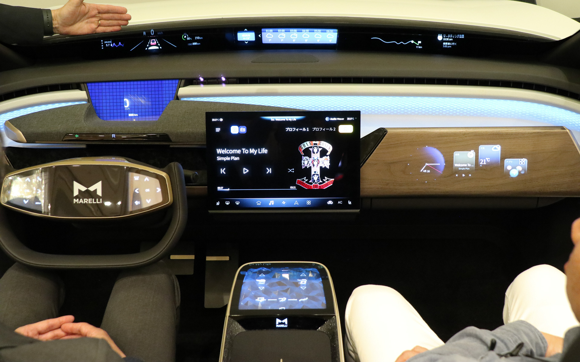 機能をフル活用するとこのような見た目に。格納式の大型センターディスプレイやディスプレイ内蔵型のウッドパネル、ピラー トゥ ピラーディスプレイなど多彩な表示エリアを用意している