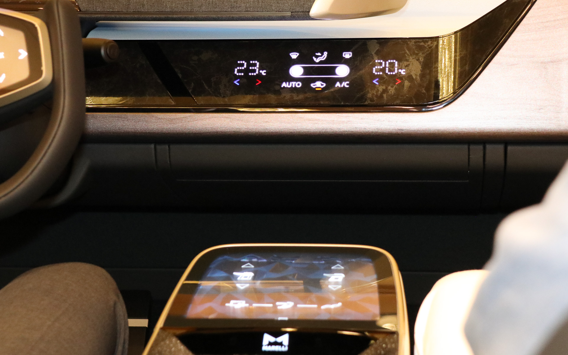 大型センターディスプレイはタッチ操作でダッシュボード下に格納される