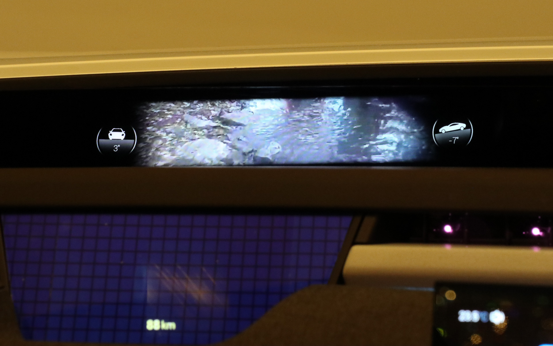 運転席の前方に、フロントノーズ直前の路面状況を表示する機能も備える