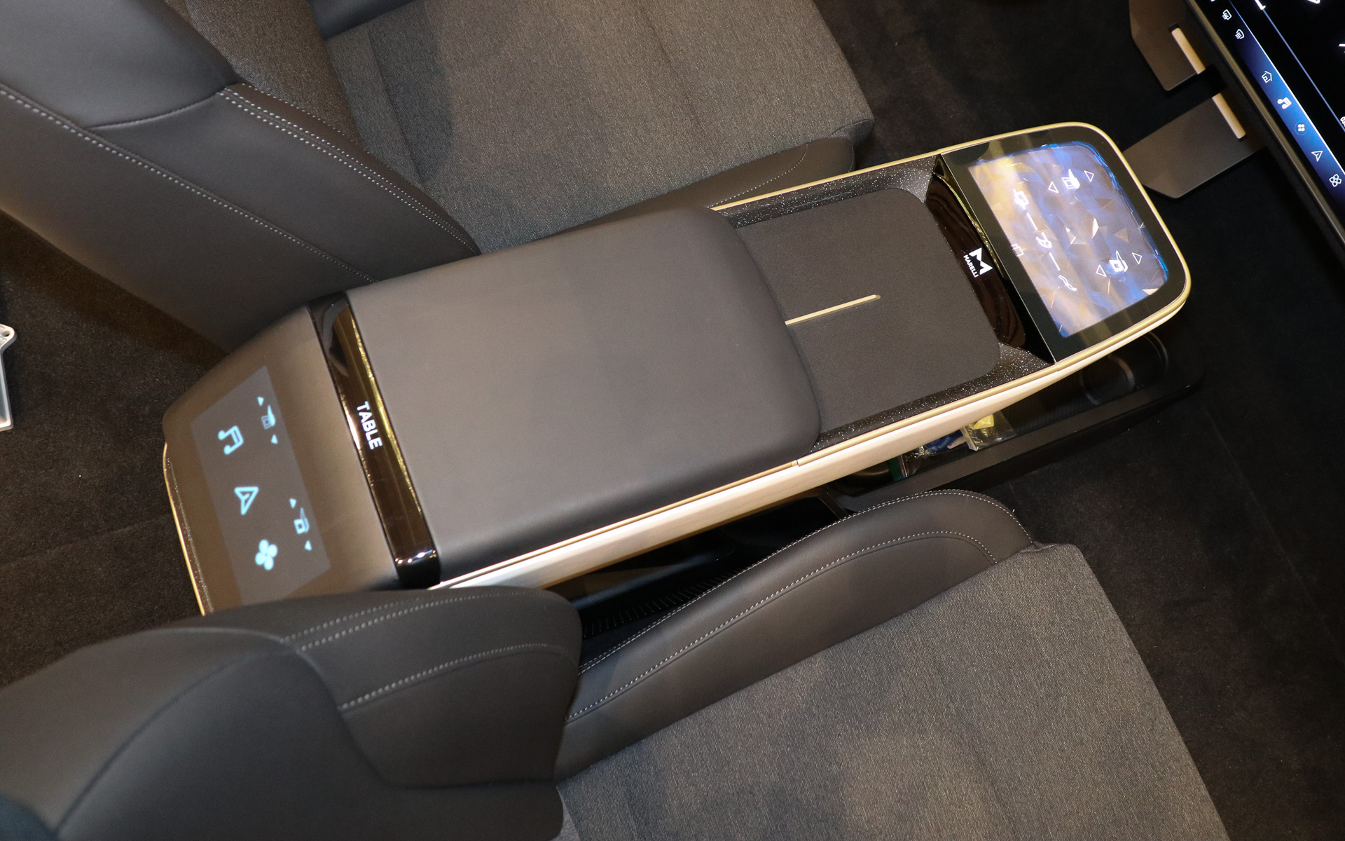 センターコンソールの前後にディスプレイを設定。リア側はソフトパッドの内側から空調設定やカーナビの案内などを表示する