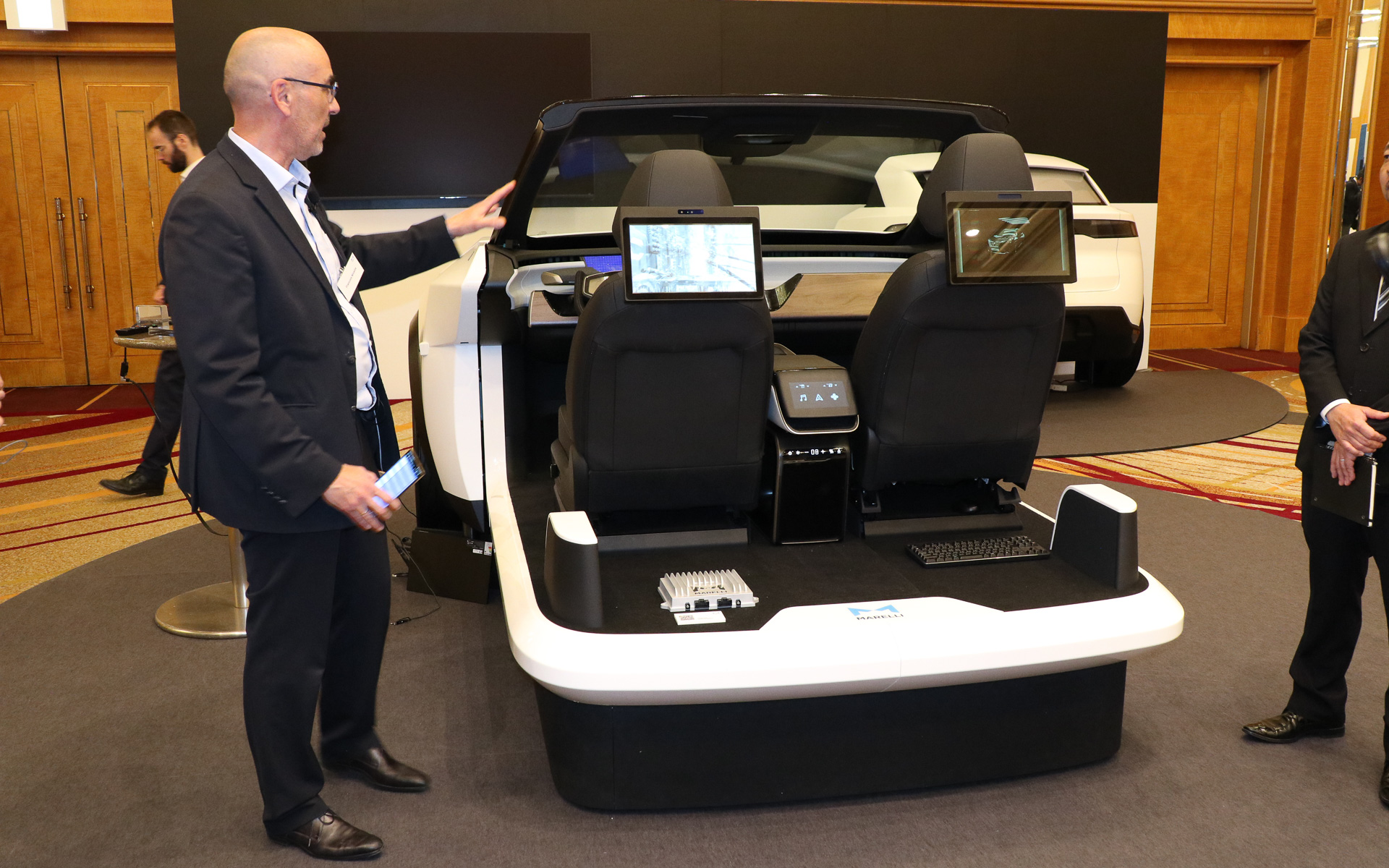 乗員のコンディションを把握するモニタリングカメラを備えたリアシート向けディスプレイ。裸眼での3D表示に対応し、タッチ操作も可能