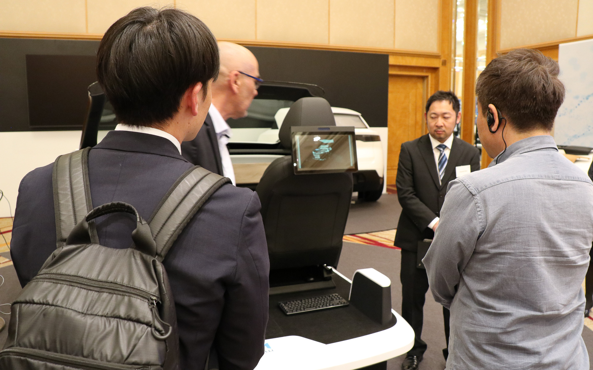 隣り合って座る2人のプライバシーを保護するため、隣の人の表示内容が分からないようにするゾーンニング機能も用意