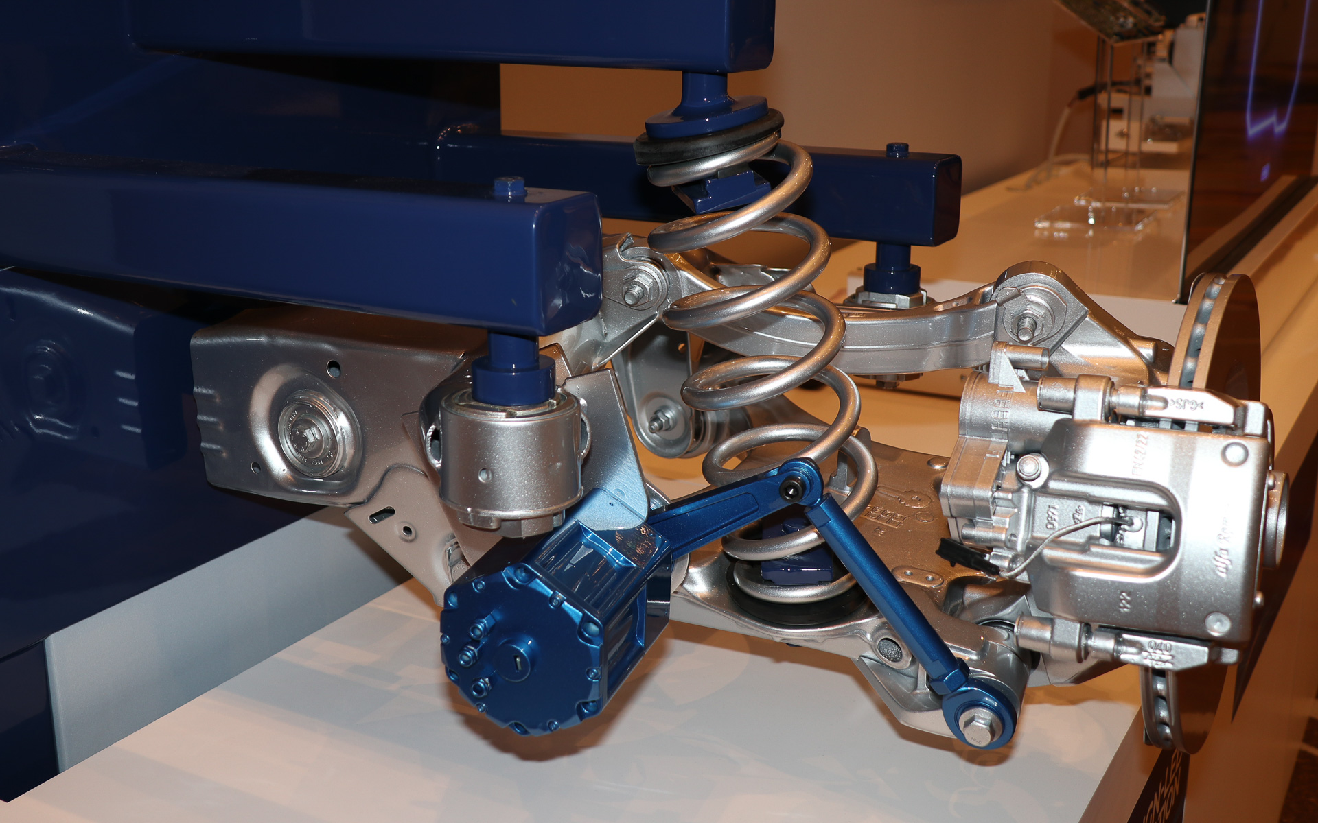 サブフレームに固定されたアクチュエーターを油圧式ダンパーの代わりとして使う「フルアクティブ電気機械式サスペンション」