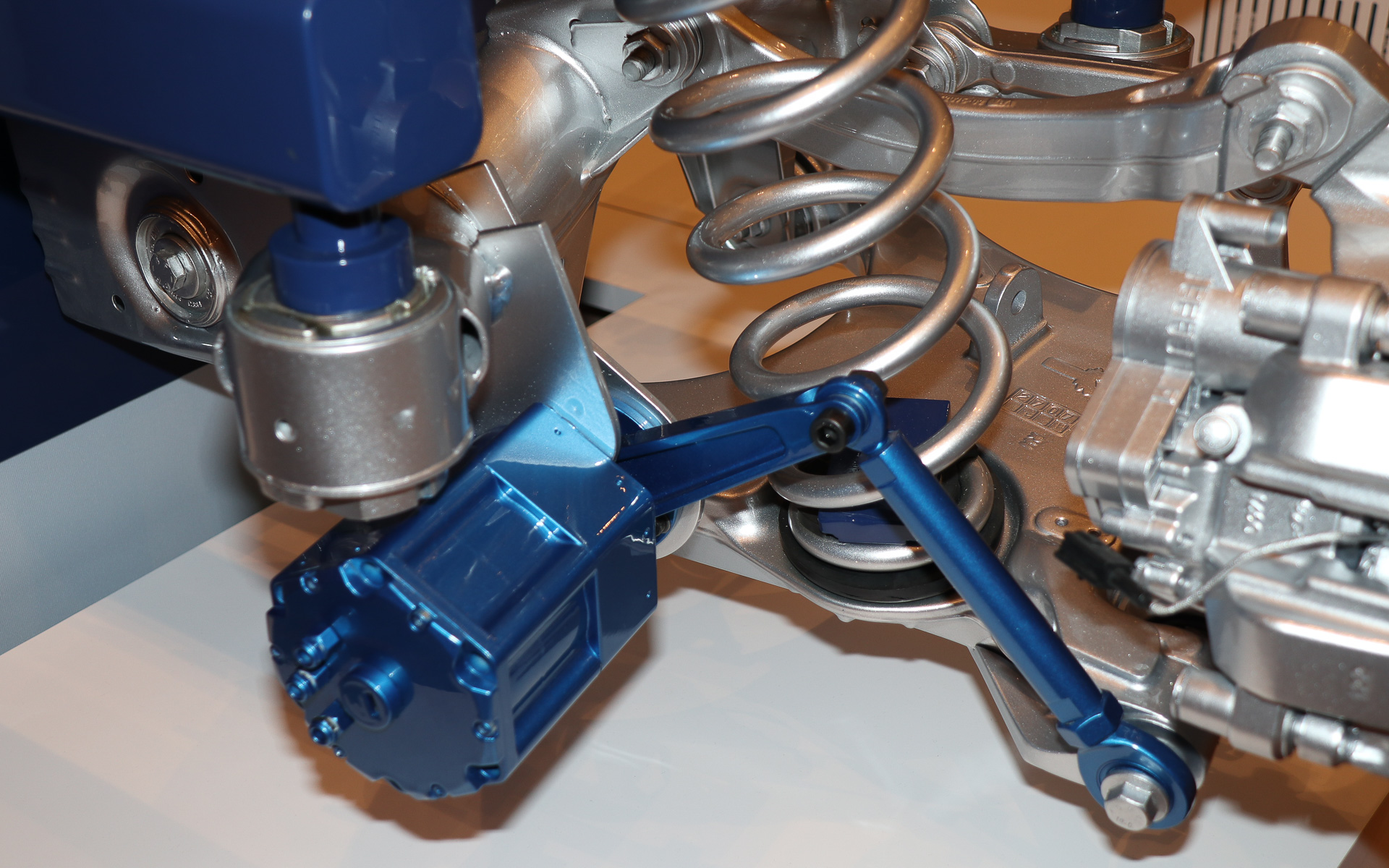 サブフレームに固定されたアクチュエーターを油圧式ダンパーの代わりとして使う「フルアクティブ電気機械式サスペンション」