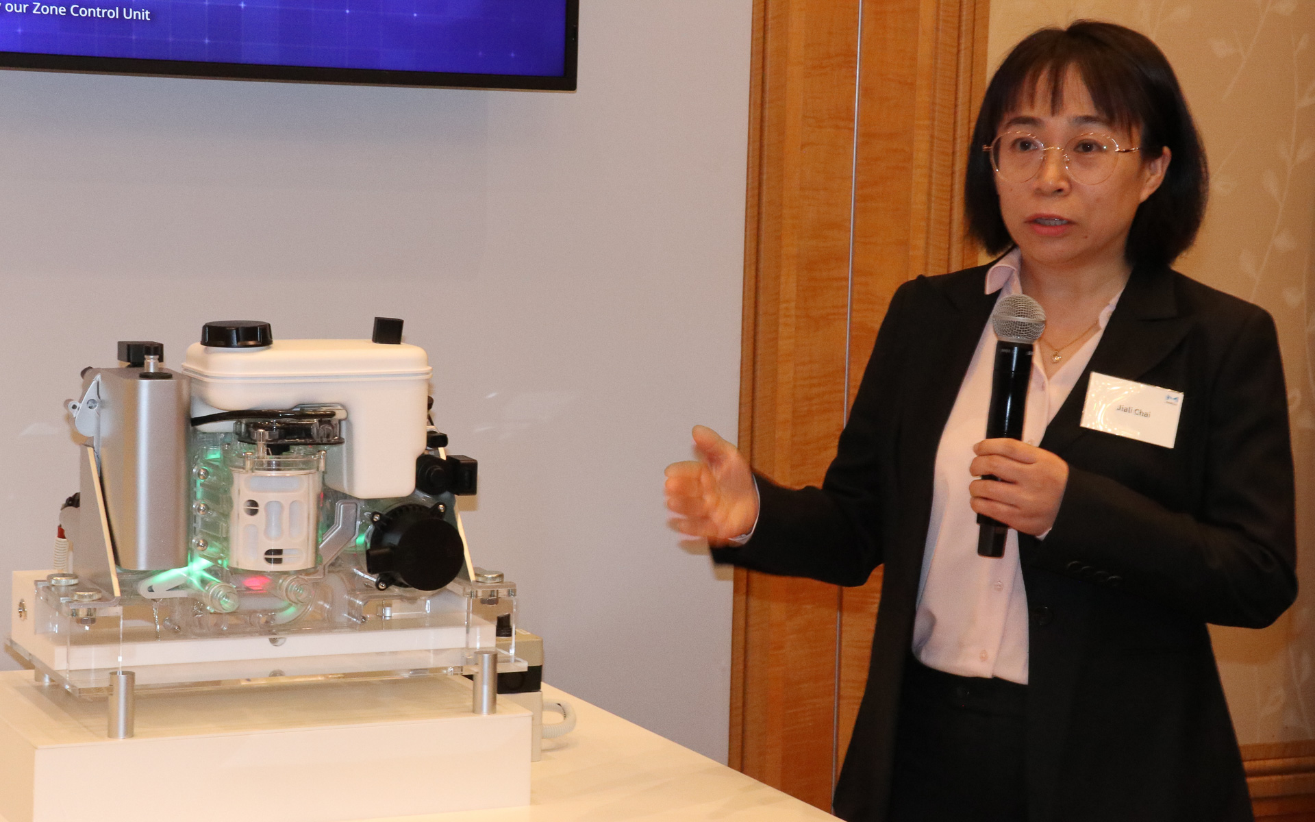 モジュール化で他社製品から11％軽量化したというマレリの「iTMM」。下の写真右側に置かれているのが製品のキーとなるバルブシステム