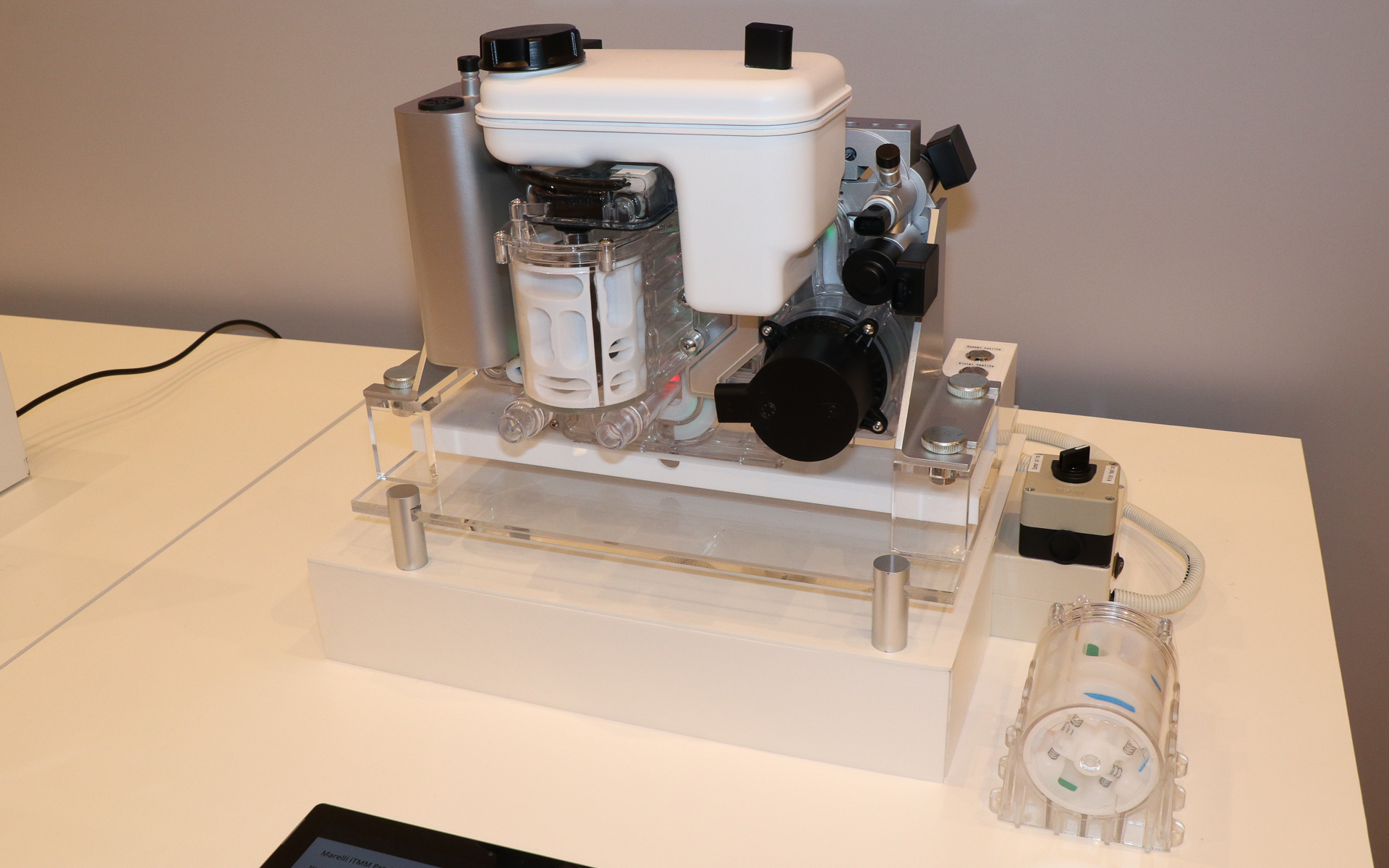 モジュール化で他社製品から11％軽量化したというマレリの「iTMM」。下の写真右側に置かれているのが製品のキーとなるバルブシステム