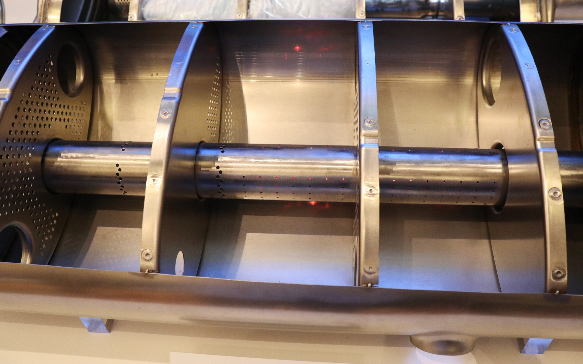 内部を通過するパイプに開けた穴のサイズや位置で消音効果を発揮させることでグラスウールを不要として重量を軽減