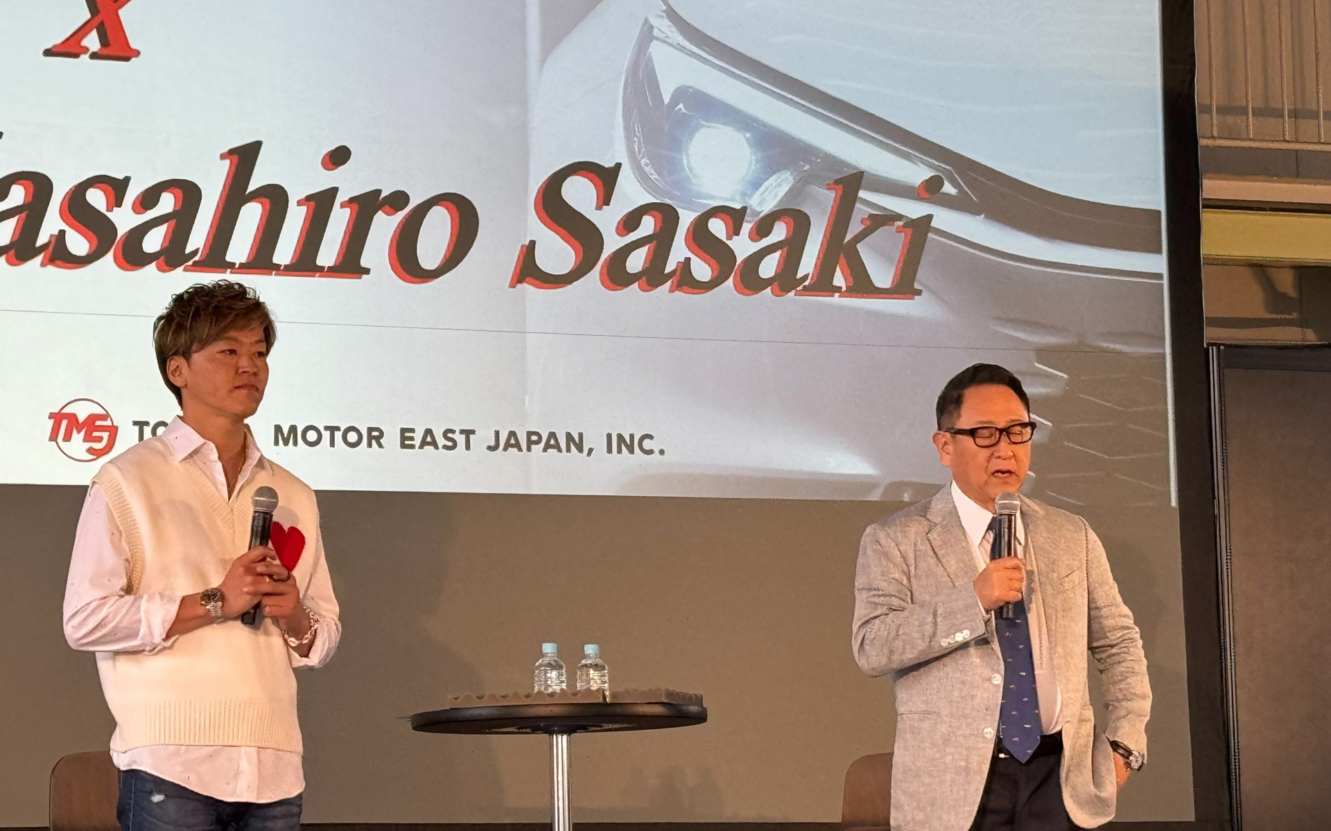 岩手県出身のレクサス開発ドライバー 佐々木雅弘選手とトヨタ自動車代表取締役会長 豊田章男氏