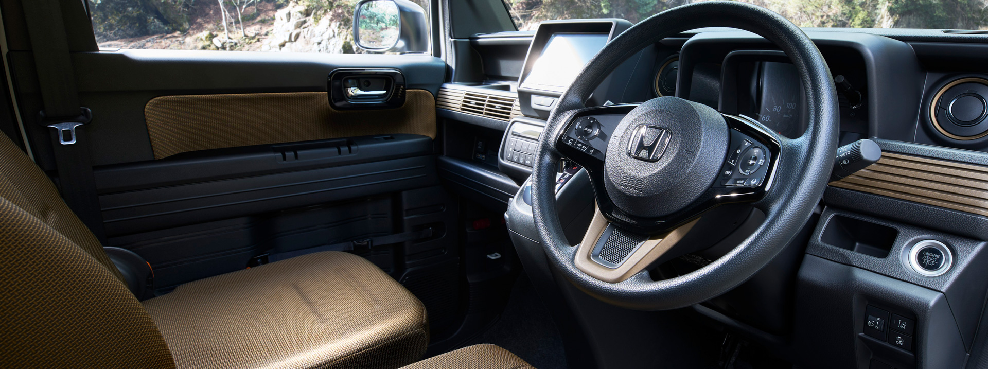 インテリアはカーキを基調にナチュラルな空間に仕上げている