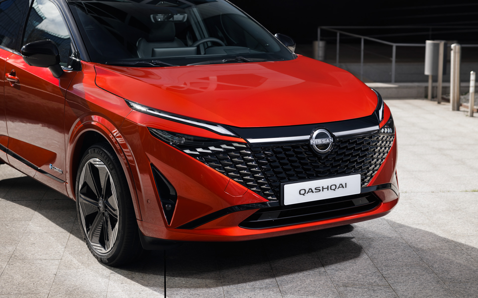 日本古来の甲冑をイメージしたフロントグリル