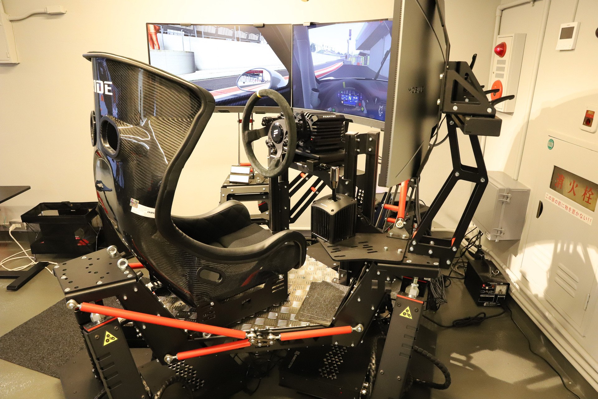 モーションシステムズ製キュービックシステム電動アクチュエータを装備したレーシングシミュレーターを4基設置している