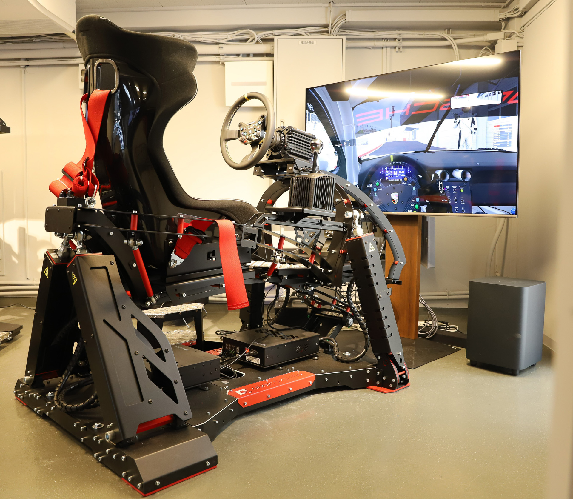モーションシステムズ製キュービックシステム電動アクチュエータを装備したレーシングシミュレーターを4基設置している