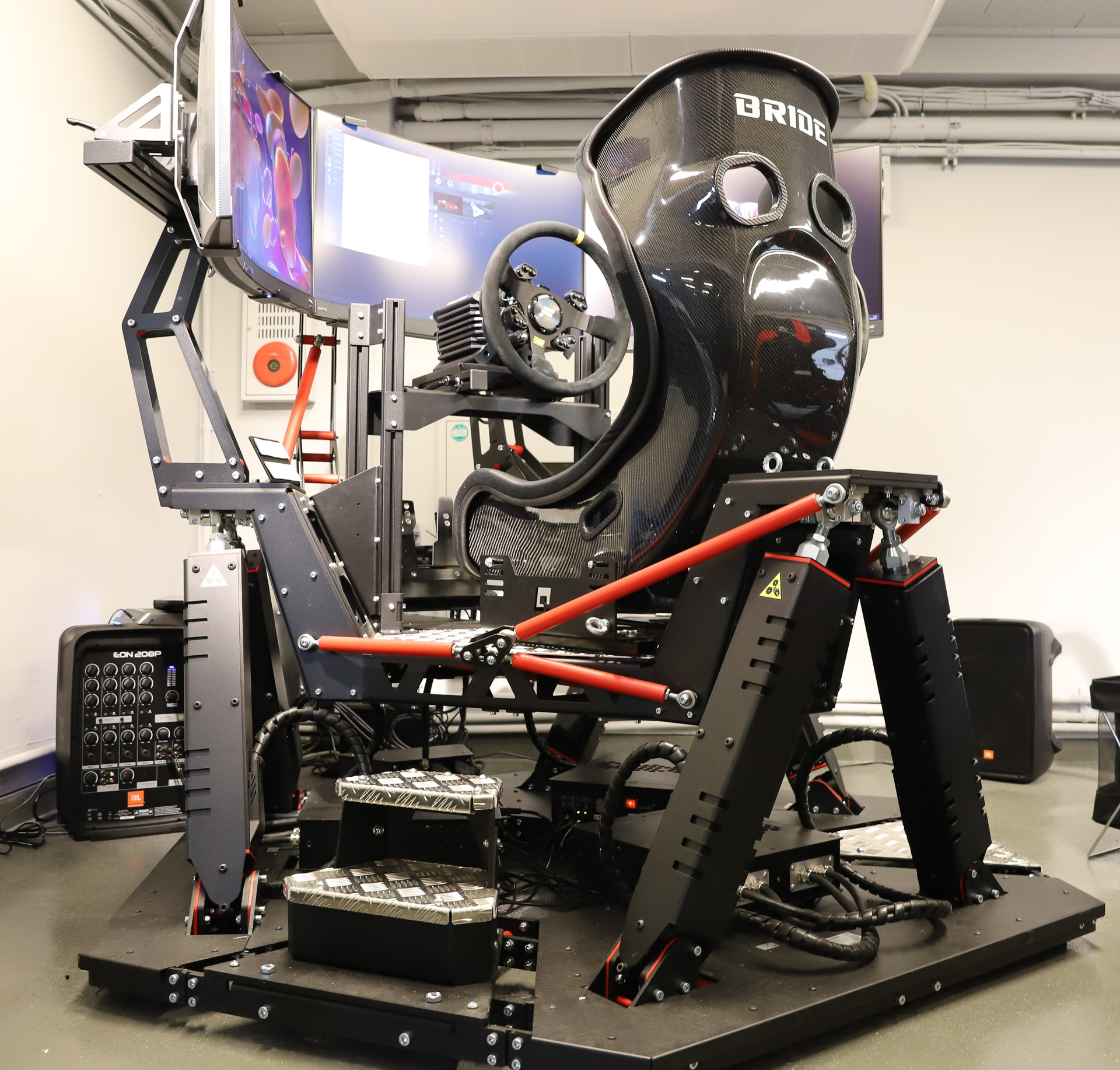 モーションシステムズのレーシングシミュレータ