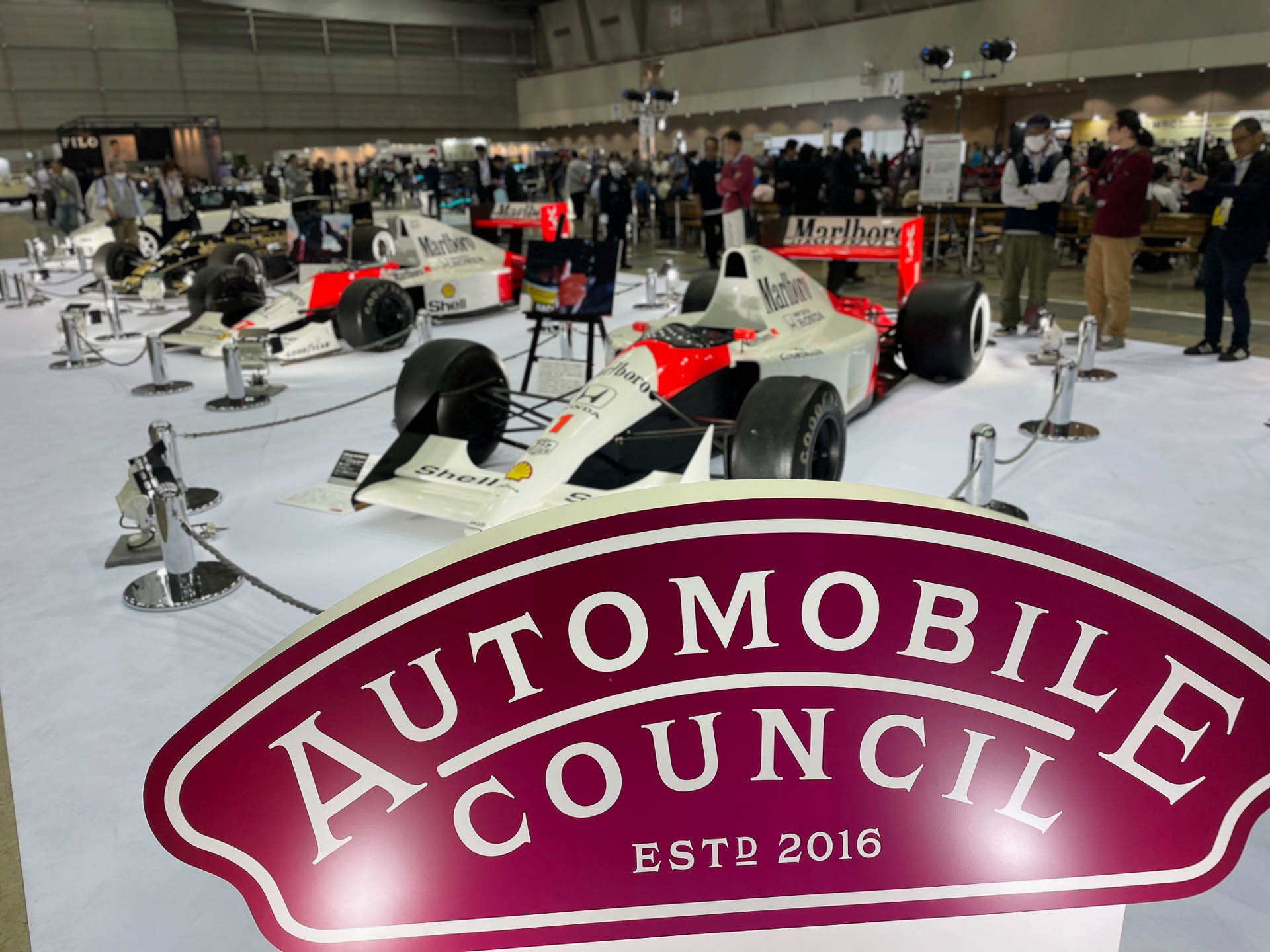 セナ30周年追悼展示。マクラーレン・ホンダ MP4/6、マクラーレン・ホンダ MP4/5B、JPSロータス、ロータス97Tルノー。タバコの莫大な広告宣伝費が使えた時代。F1とは切っても切り離せなかった。ホンダとセナも切り離せない