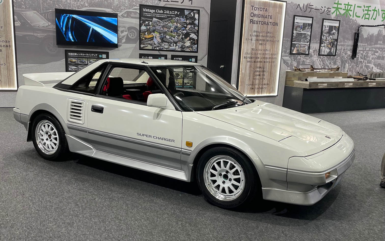 MR2は今見てもコンパクトにまとまったデザインが素晴らしい。FFのパワートレーンを使ってミッドシップスポーツカーを作るのは常套手段だが、よくまとまってハンドリングも楽しかった。ときどき街で見かけると見とれてしまう