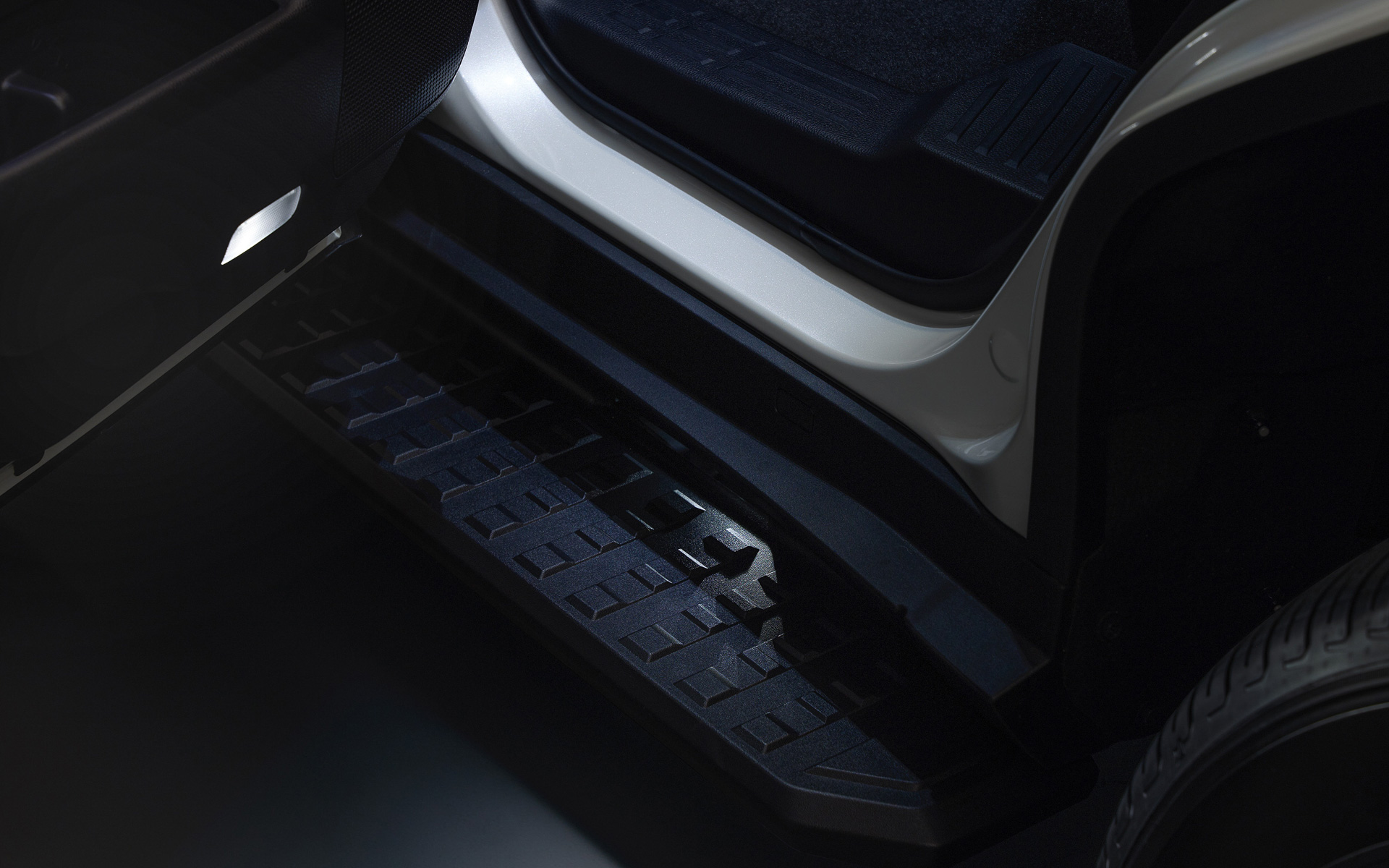 ホワイトビームがドアの開閉に連動して点灯する