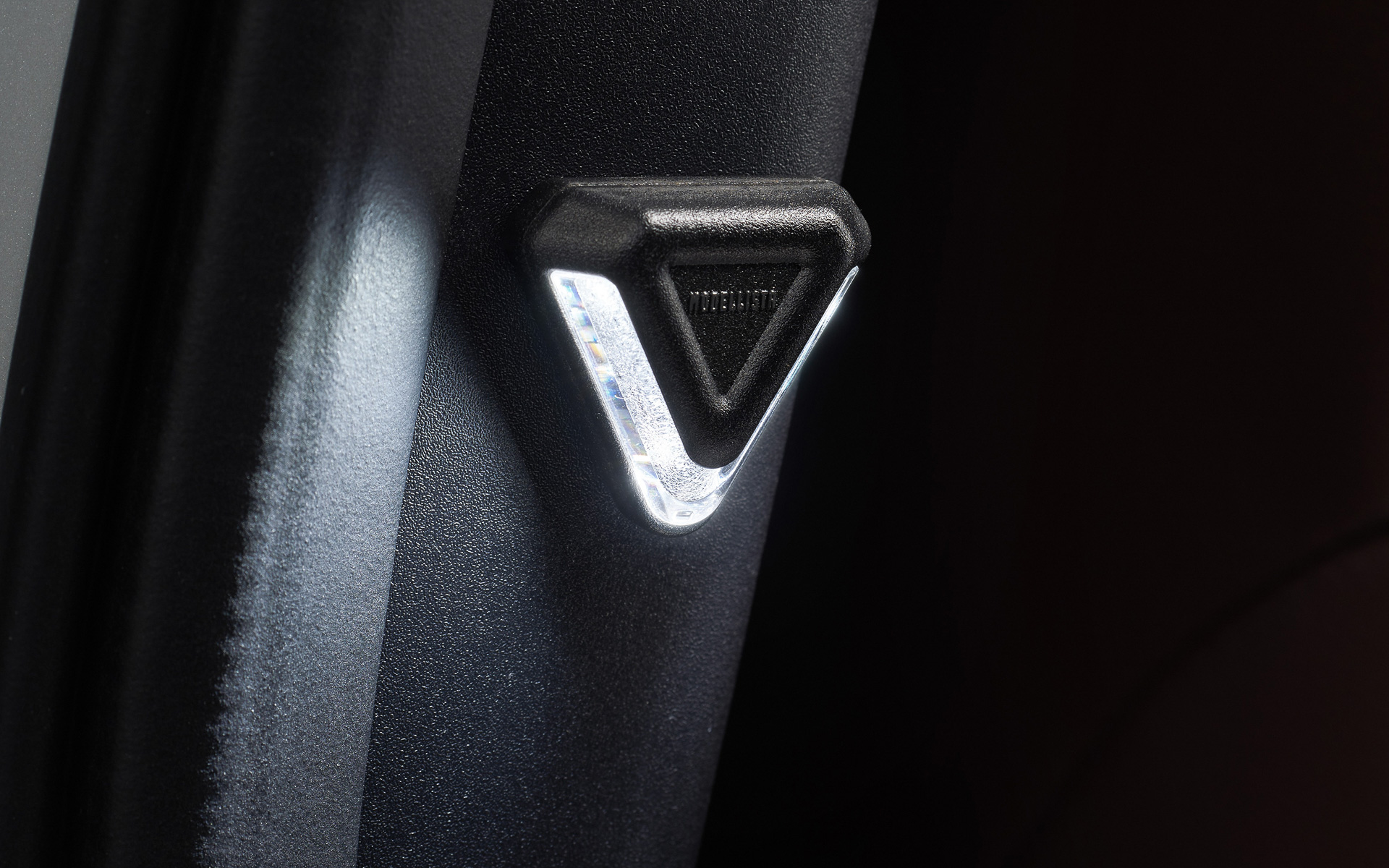 Bピラーから下方向に光を照射