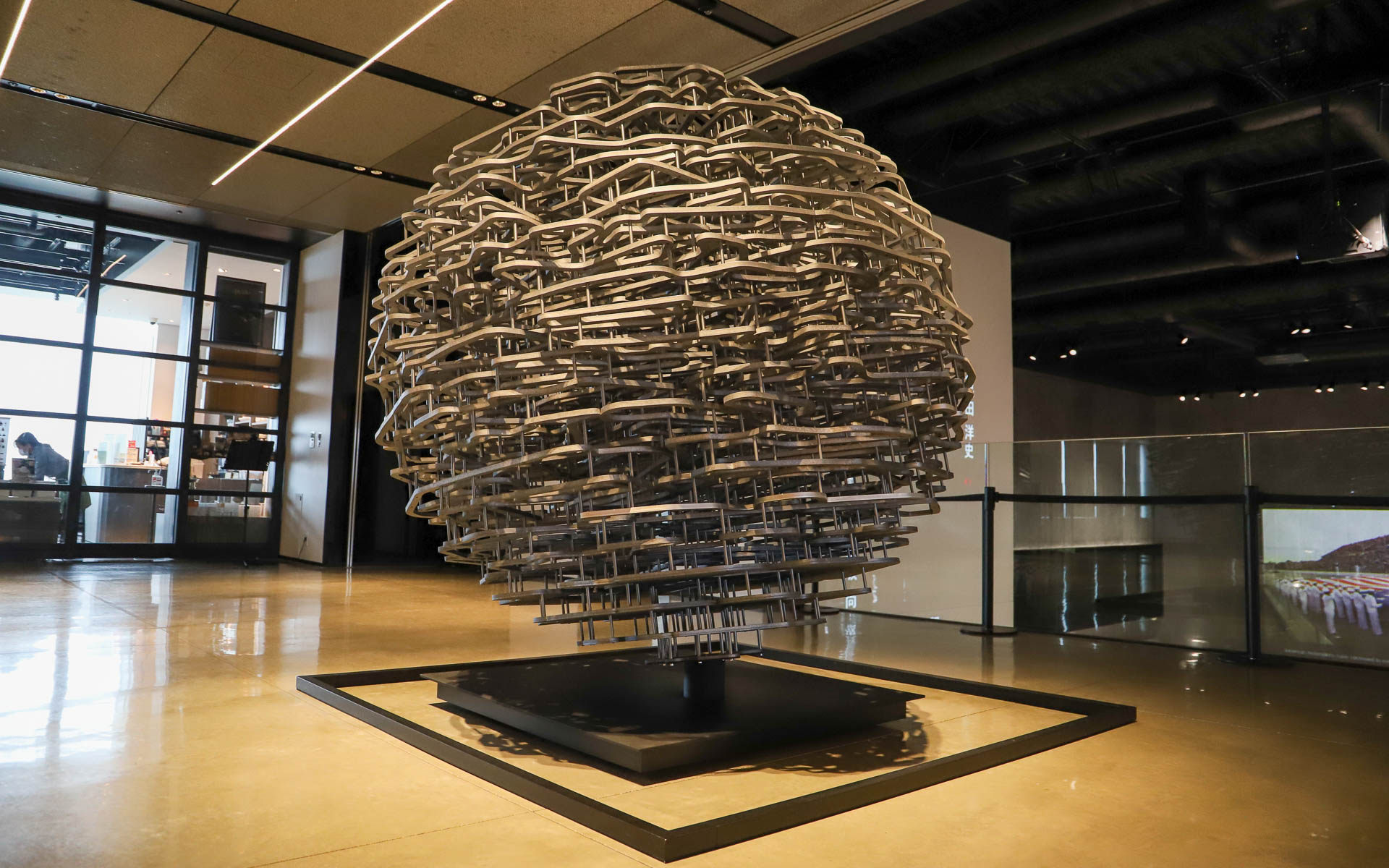 世界中のサーキットのコースレイアウトを集めたオブジェ。よーーーーく探すと富士スピードウェイもある