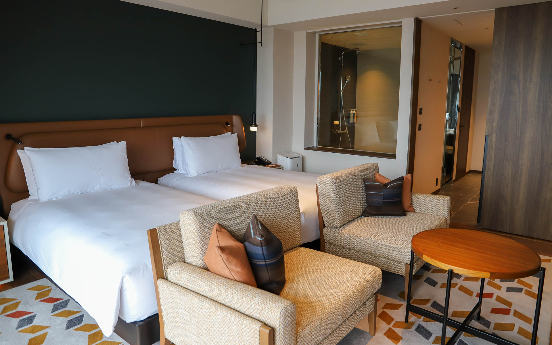 スイートルームは広さ86m<sup>2</sup>で、ツインベッドの部屋とキングベッドの部屋を用意