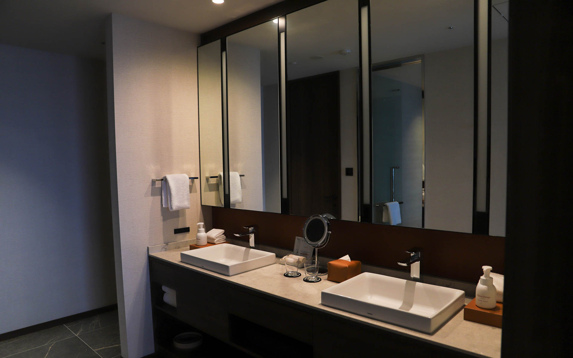 静岡県はプラモデル出荷額日本一ということもあり、洗面台にはMIKIMOTO COSMETICSのフェイスケアアメニティがプラモデルを摸した配置で収められている