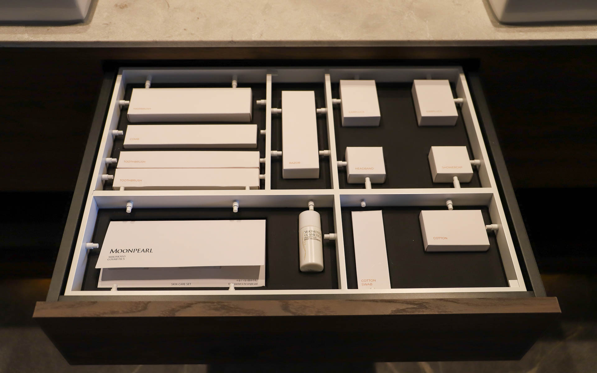 静岡県はプラモデル出荷額日本一ということもあり、洗面台にはMIKIMOTO COSMETICSのフェイスケアアメニティがプラモデルを摸した配置で収められている