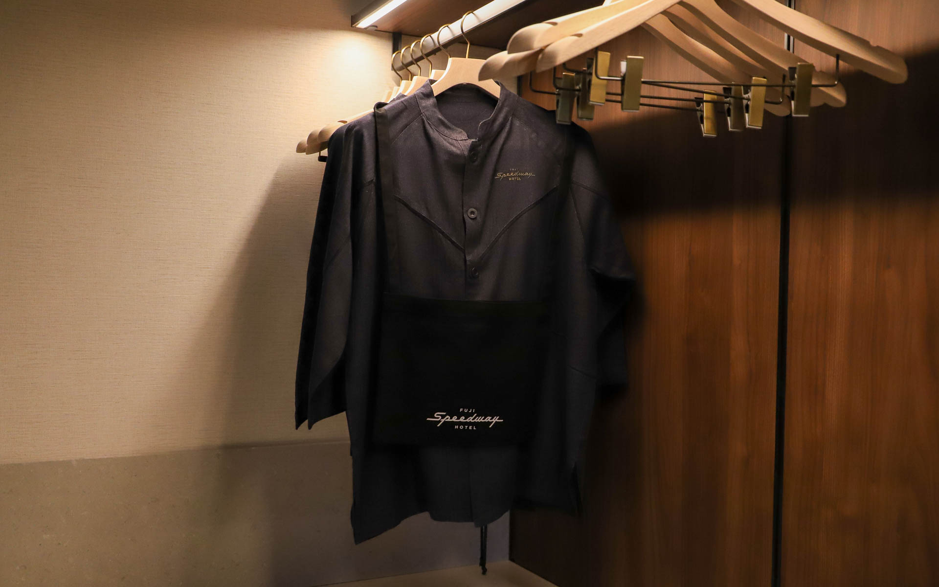 館内着と一緒にかかっている富士スピードウェイホテルオリジナルのサコッシュは持ち帰り可能（館内着は持ち帰れないので注意！）。館内着やスリッパなどのグッズは宿泊者限定で購入できる