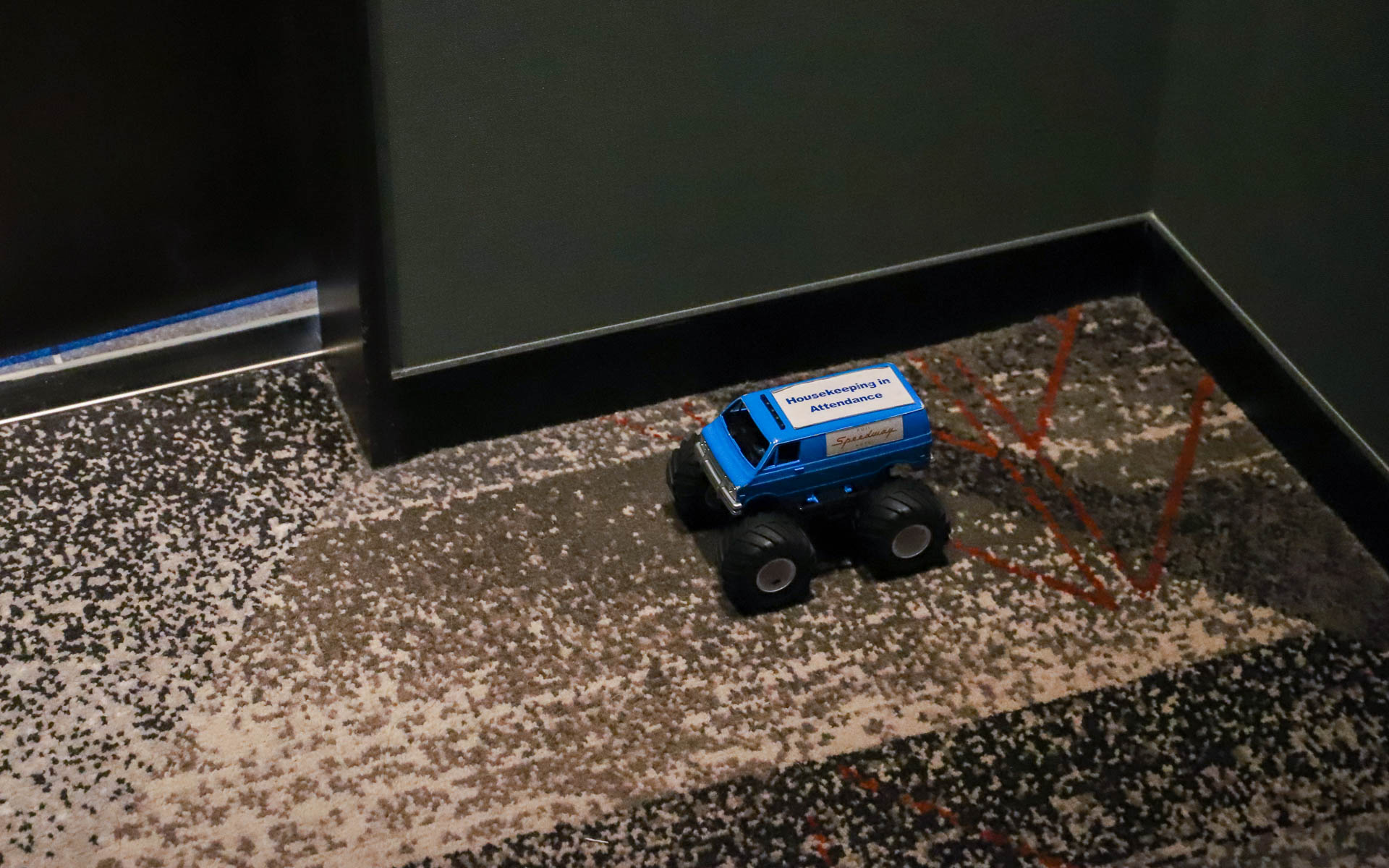 ルームクリーニング中の部屋の前には、タミヤとコラボしたミニカーが置かれるのが富士スピードウェイホテル流。タイミングによってはなかなか出会えないレアなクルマだ