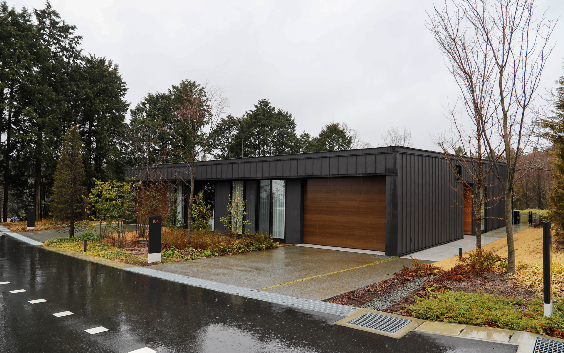 ホテル棟から離れた場所に3棟5室のヴィラがある