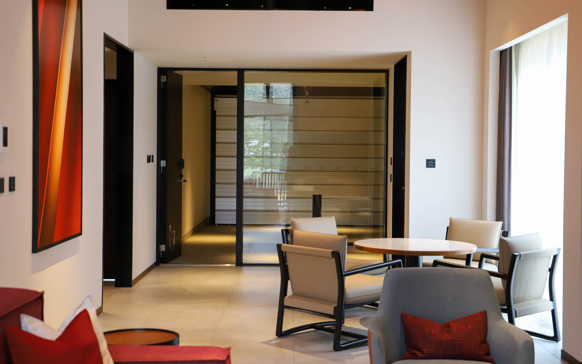 約143m<sup>2</sup>のガーデンヴィラが4室、約150m<sup>2</sup>のレジデンシャルヴィラが1棟あり、どちらも独立したリビングルーム、ダイニングスペース、ミニキッチンが備えられる。写真はすべてガーデンヴィラのもの