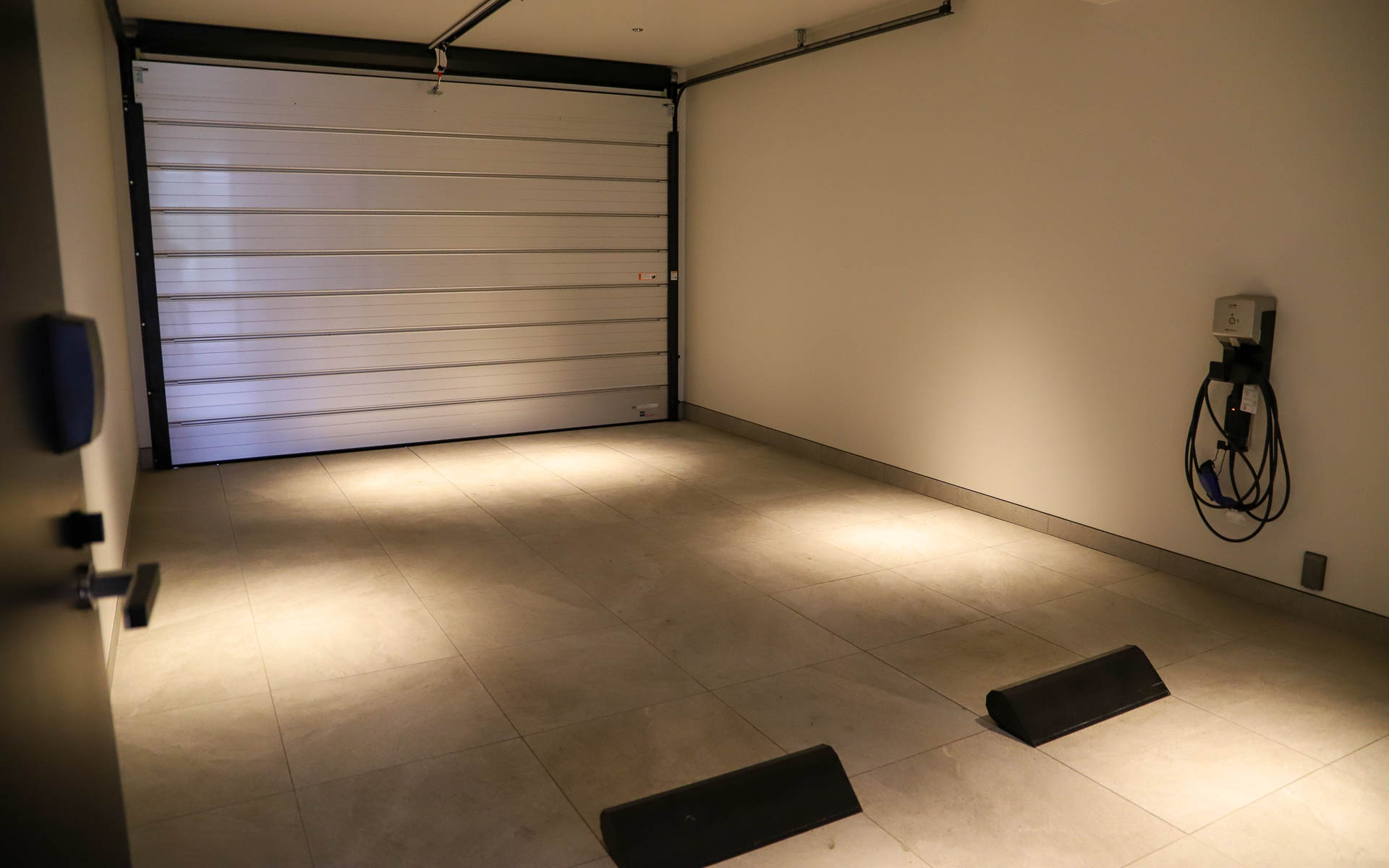 すべてのヴィラはガレージハウスのように室内からマイカーをながめられるショーガレージ付き