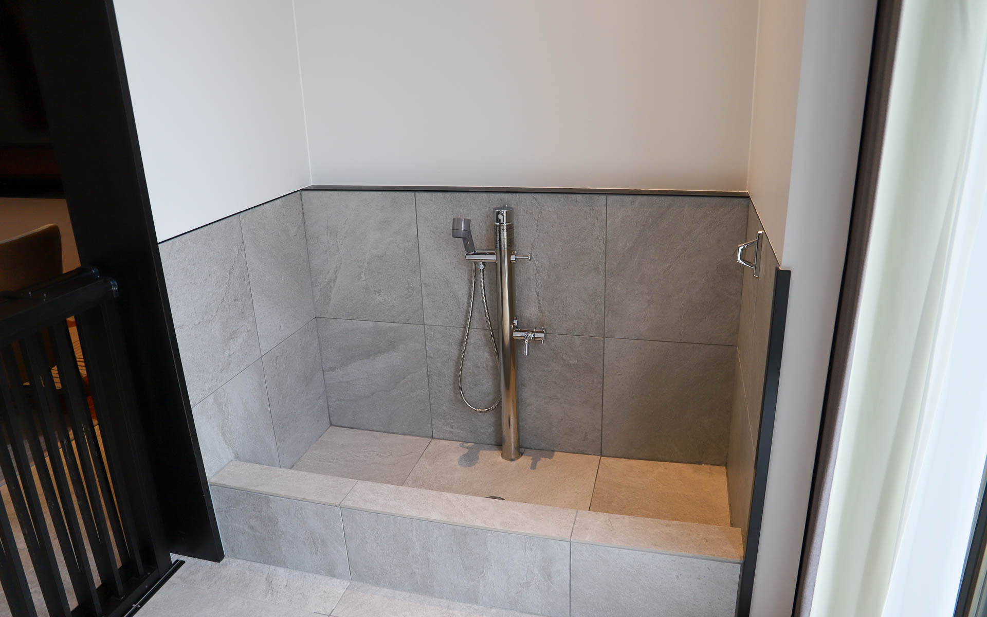 ヴィラは愛犬と一緒に宿泊可能。愛犬のためのプライベートドッグランや、愛犬が外で遊んだあとに足を洗うためのシャワーなども用意されている