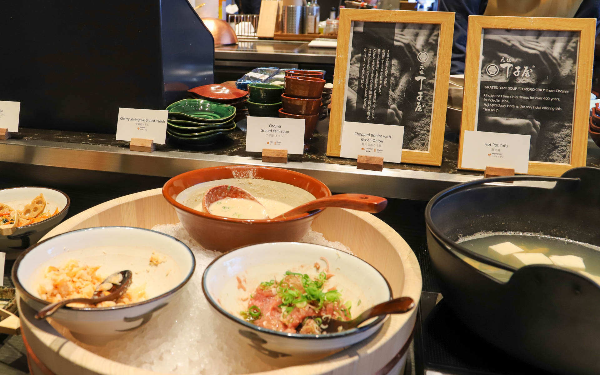 朝食ブッフェに静岡の老舗行列店「丁子屋」のとろろ汁が並んでいるということにびっくり。また、Robata OYAMAのディナーも丁子屋のとろろ汁と御殿場産コシヒカリを味わえるメニューが用意されている