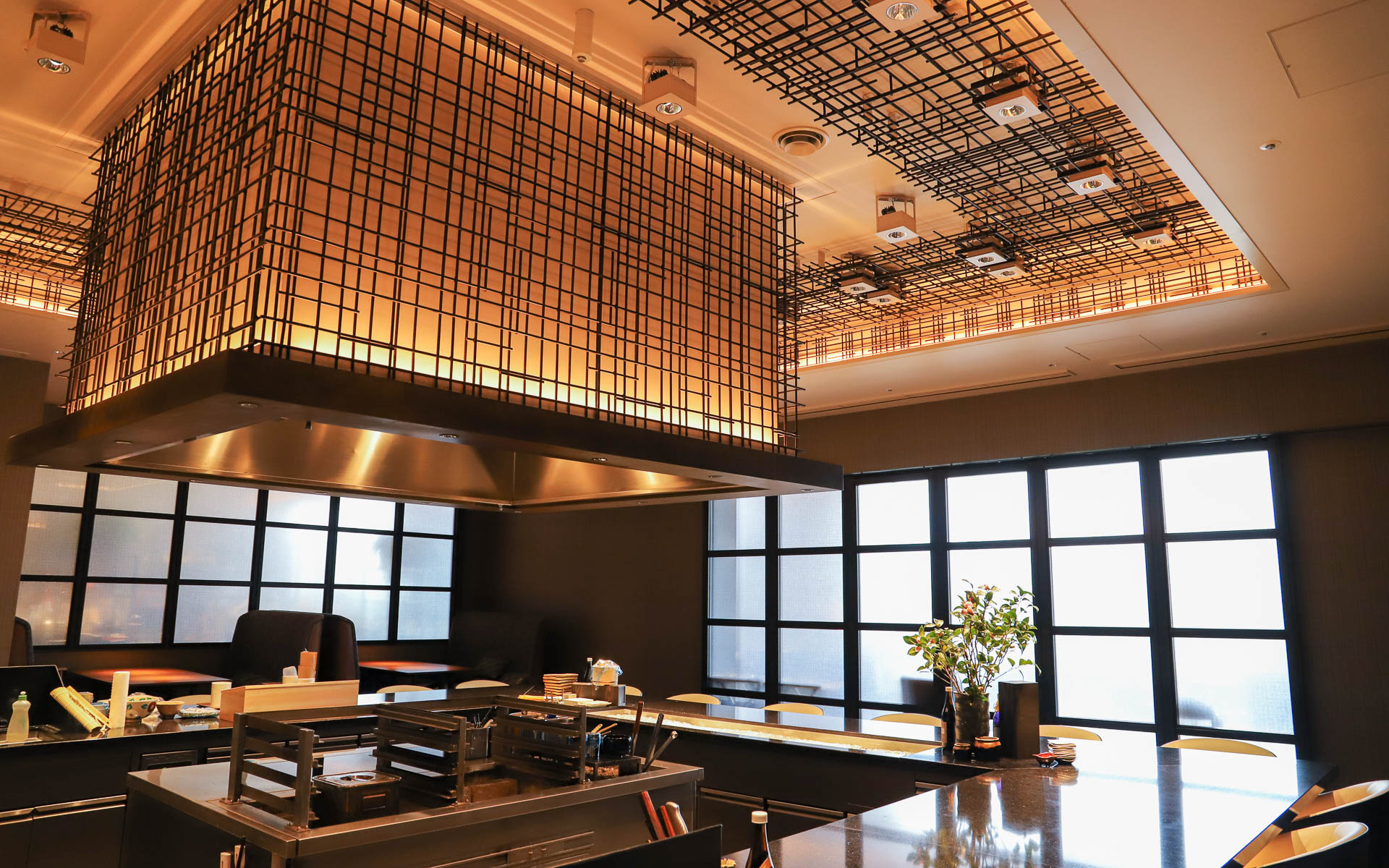 ディナータイムのみの営業となるRobata OYAMA。ロゴにはタイヤパターンが隠れていたり、“小山”と読めるようになっていたり、ここにもこだわりが込められている。季節ごとにメニューが変わるコースはOYAMA、OMIKA、FUJIの3種類