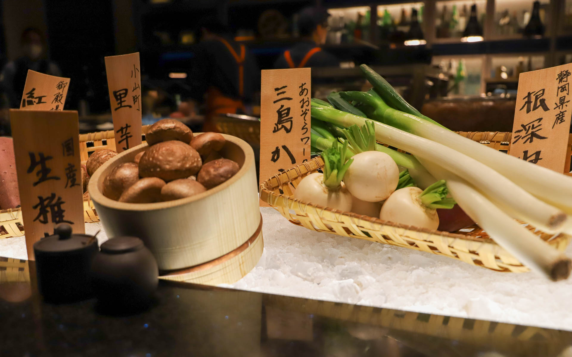 目の前に並ぶ旬の野菜を好みに応じてその場で焼いてくれる