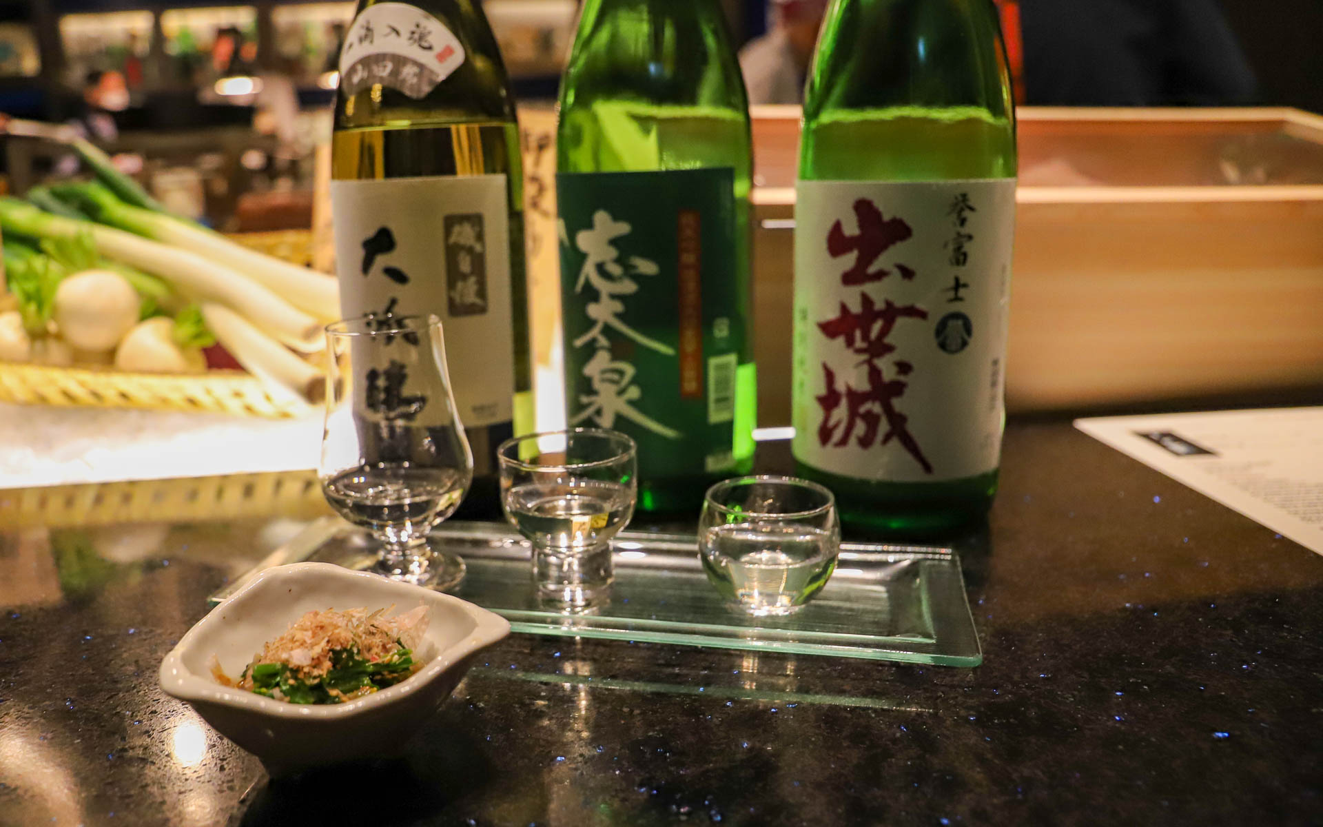 地元の日本酒も豊富に取りそろえる。静岡県はあまり日本酒のイメージがないものの、実は数多くの酒蔵があり、日本酒造りが盛んだ