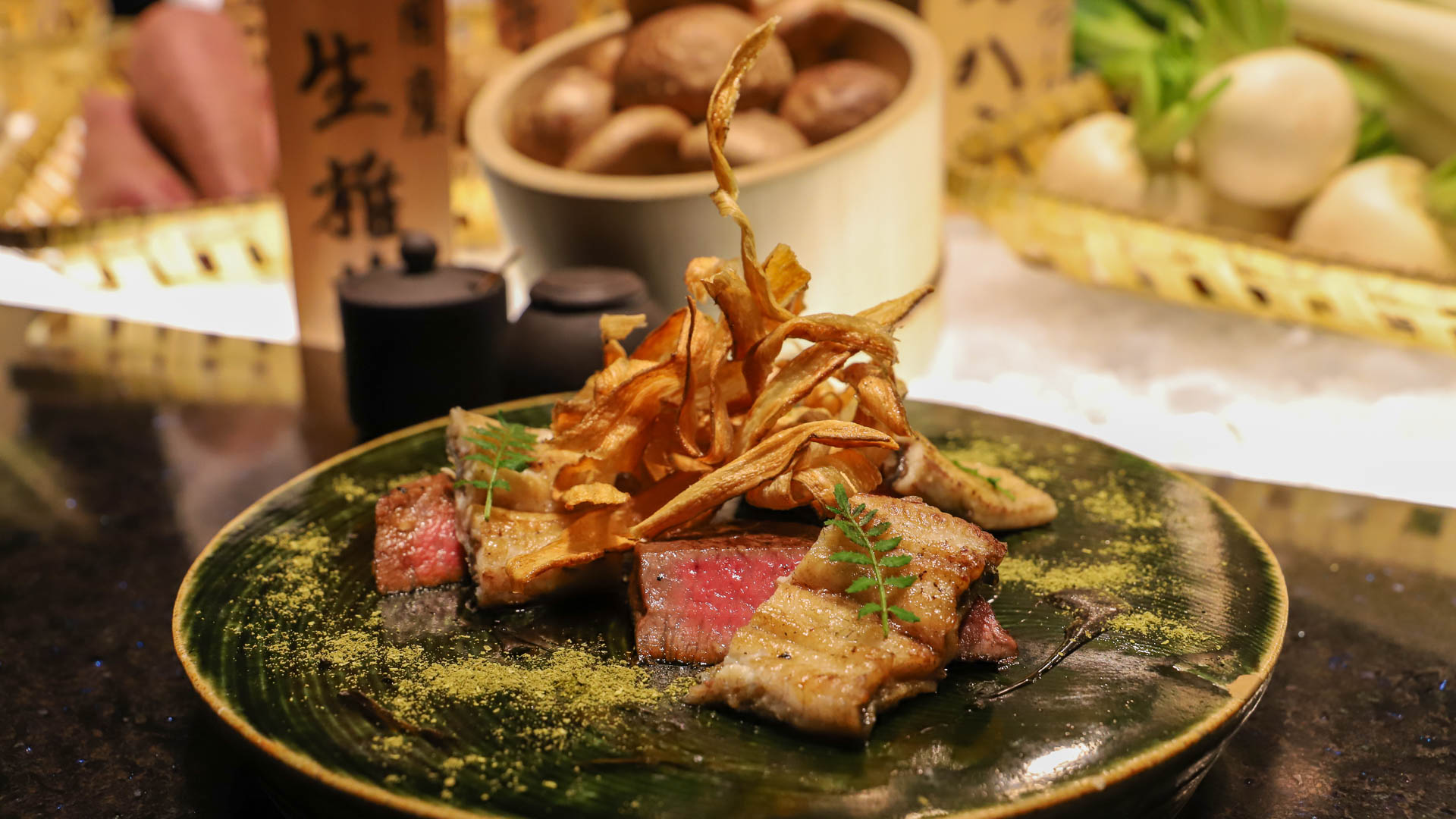 静岡・三島の行列店「桜家」のうなぎも味わえる。写真はRobata OYAMAの人気メニューの「鰻牛」。感動するおいしさ