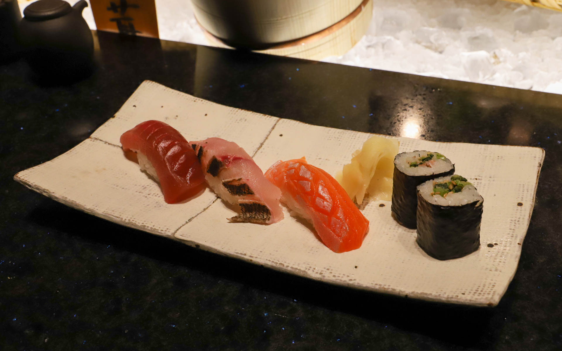 シメには丁子屋のとろろ汁も気になるが、県内の焼津や浜名湖から取り寄せた新鮮なネタを使用したお任せ握り3貫がオススメ
