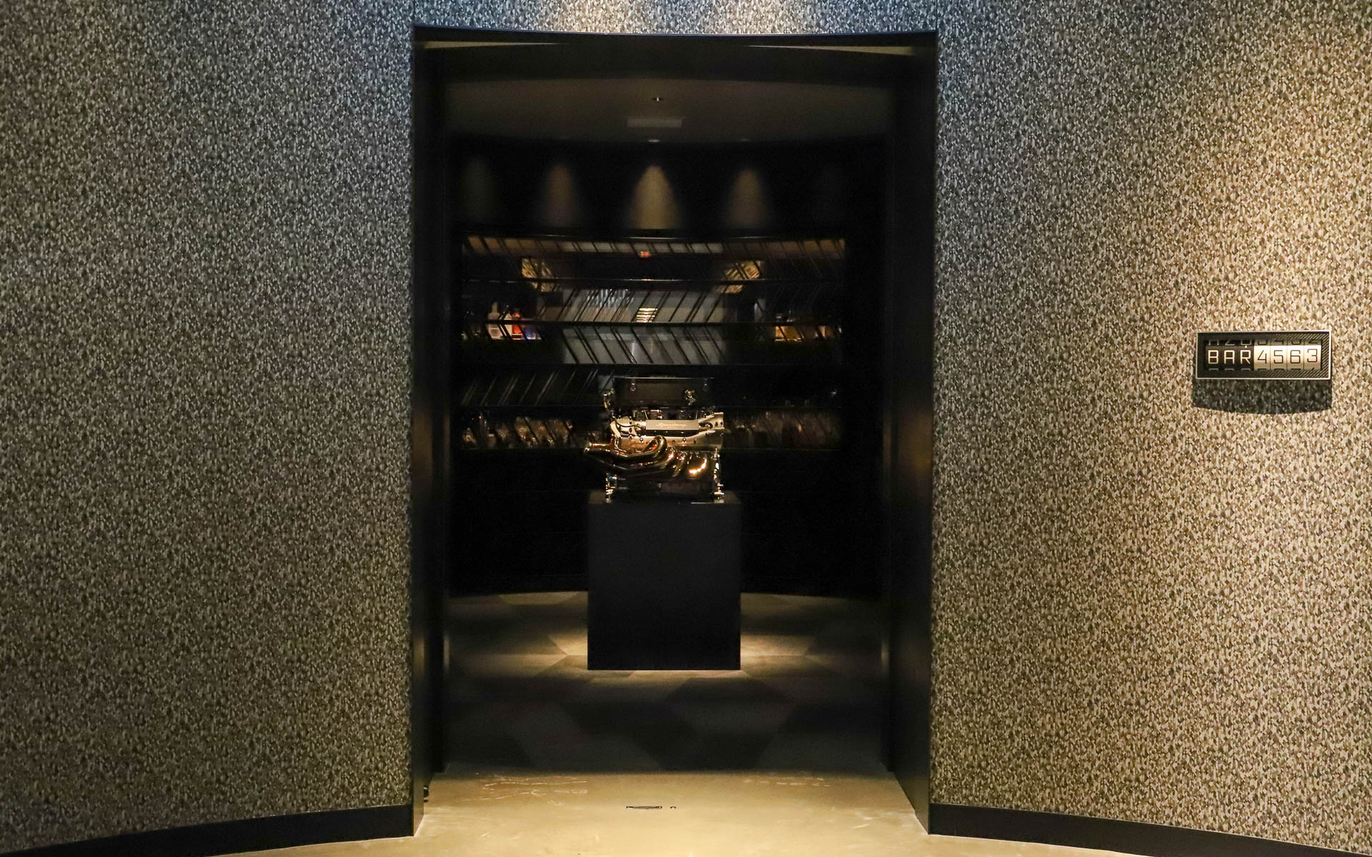 チェックイン後、夕食までの時間に気軽に立ち寄れる「BAR 4563」。4563は富士スピードウェイの本コースの距離