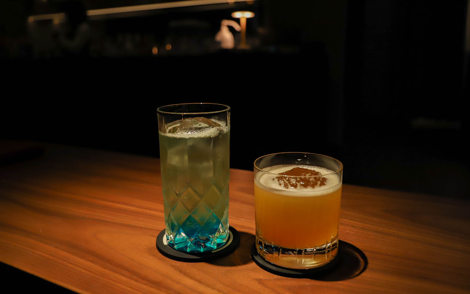 オリジナルカクテルの「SUPRA feat. Fuji Speedway Hotel」（左）と、即興で作ってもらった「富士スピードウェイ」（右）