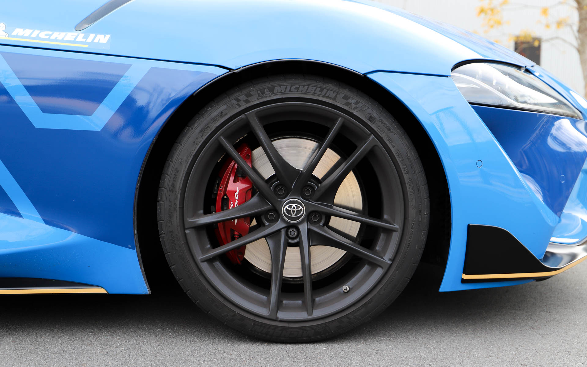 ATモデルのGRスープラはトムスがカスタマイズした富士スピードウェイホテル特別仕様車