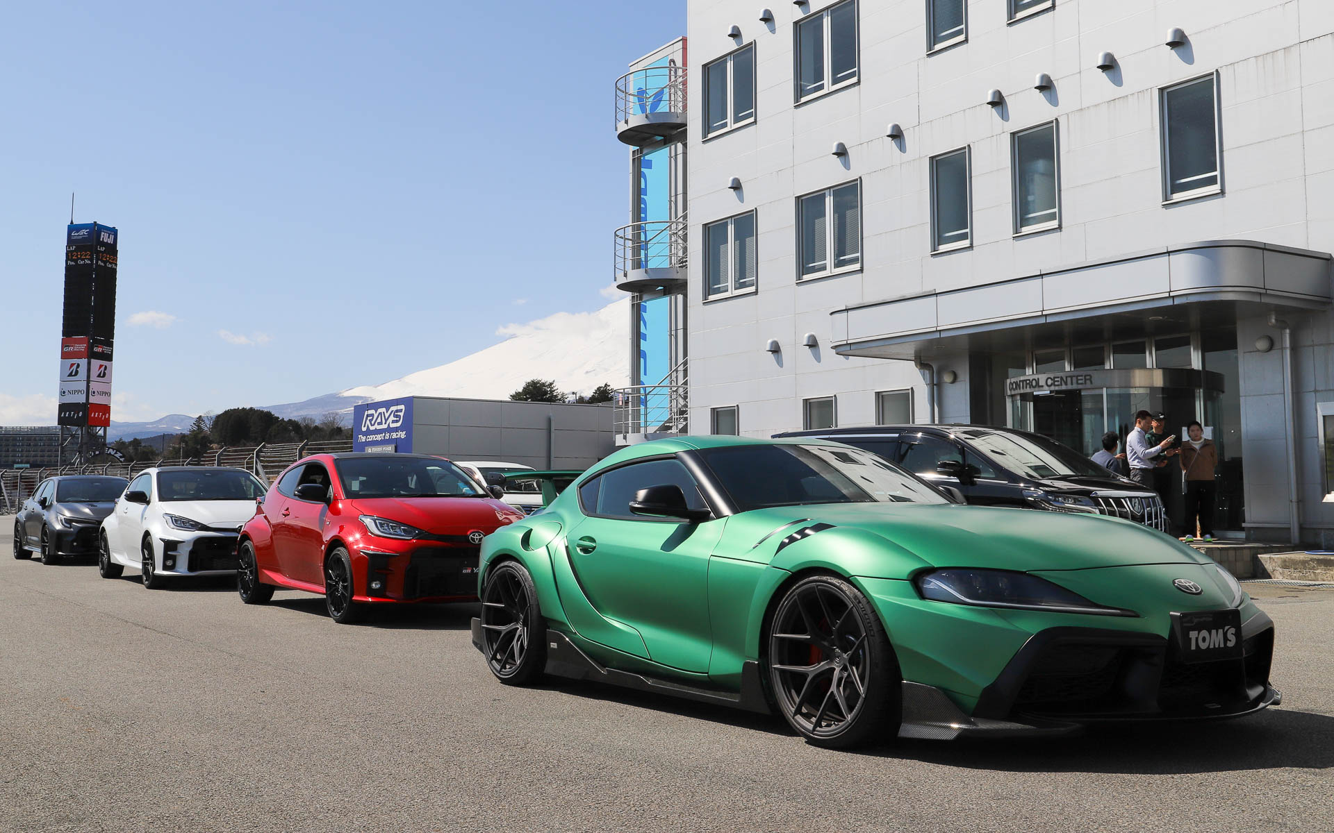 体験走行用のレンタカーとしてGRシリーズの車両が用意されている。富士スピードウェイホテルの宿泊者は事前予約できるものの、かなりの人気ですぐに予約が埋まってしまうとのこと