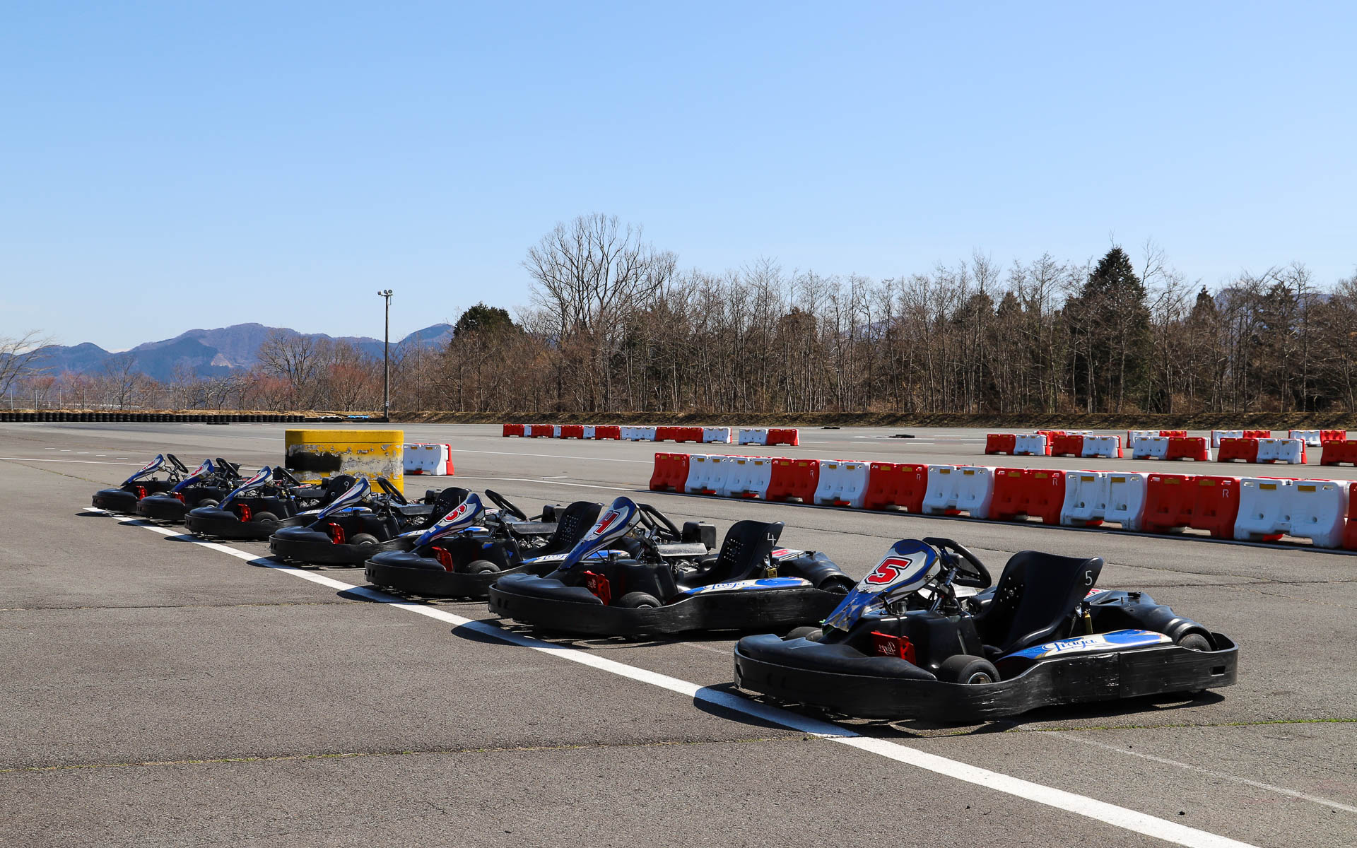 カートは予約なしで富士スピードウェイ構内のカート場に行けばOK。全長約520mの“ミニ富士スピードウェイコース”を走行できるため、体験走行前のイメージトレーニングや、体験走行後の復習として全開走行をしてみるのもよいだろう。ヘルメットとグローブ（軍手）は無料レンタル可能なので、長袖長ズボンであれば手ぶらで体験できるのも気軽（身長制限145cm以上）。価格は1人乗り7周1600円、2人乗り7周2200円