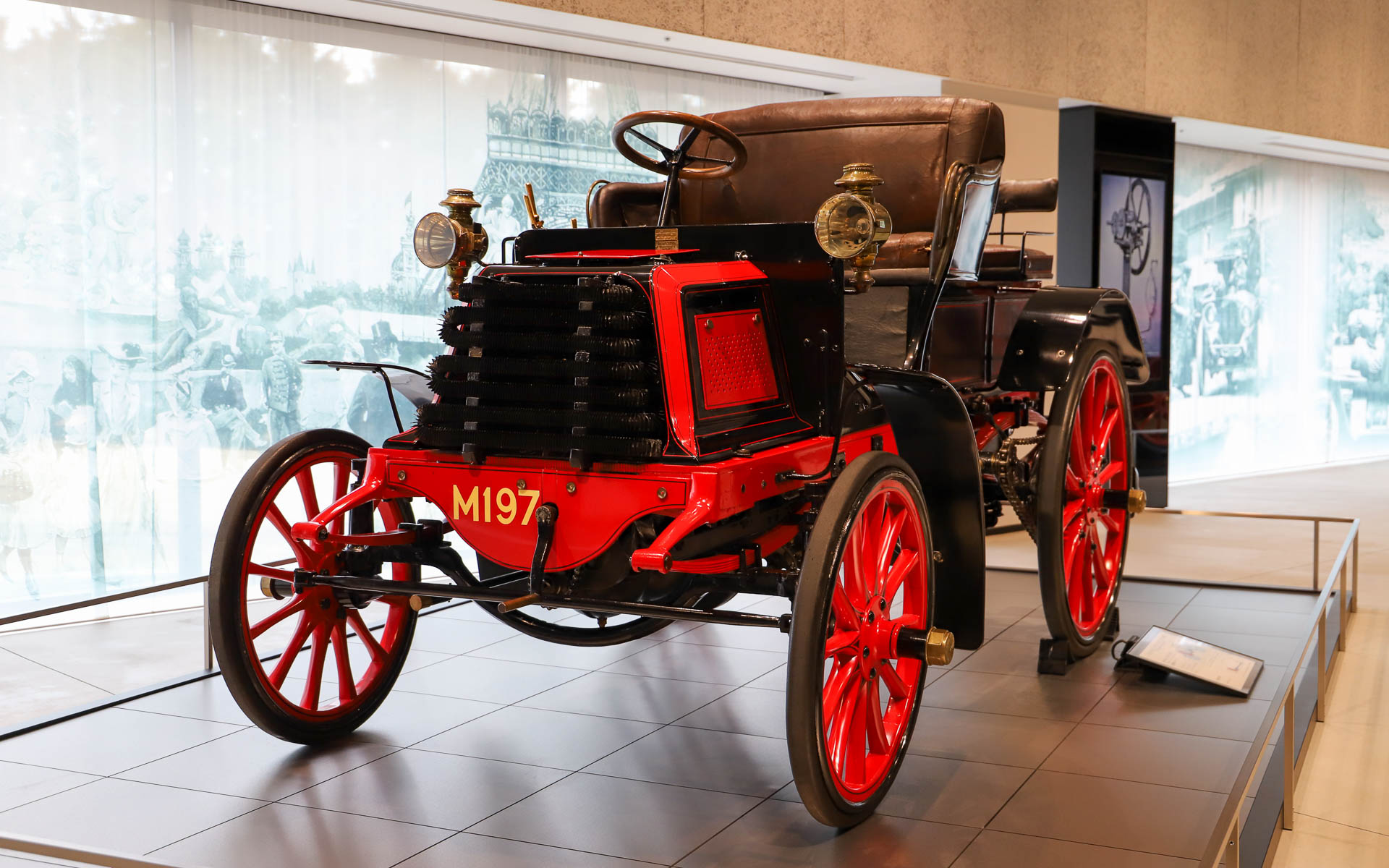 新旧モータースポーツの歴史がたどれる「富士モータースポーツミュージアム」は、1階と2階がミュージアム、3階はショップとカフェというレイアウト。中央の吹き抜け部分から展示車両をチラッと見ることができるものの、間近で見るレーシングカーは独特の雰囲気をまとっており、圧倒的な迫力があるので、ぜひミュージアムへも足を運んでいただきたい