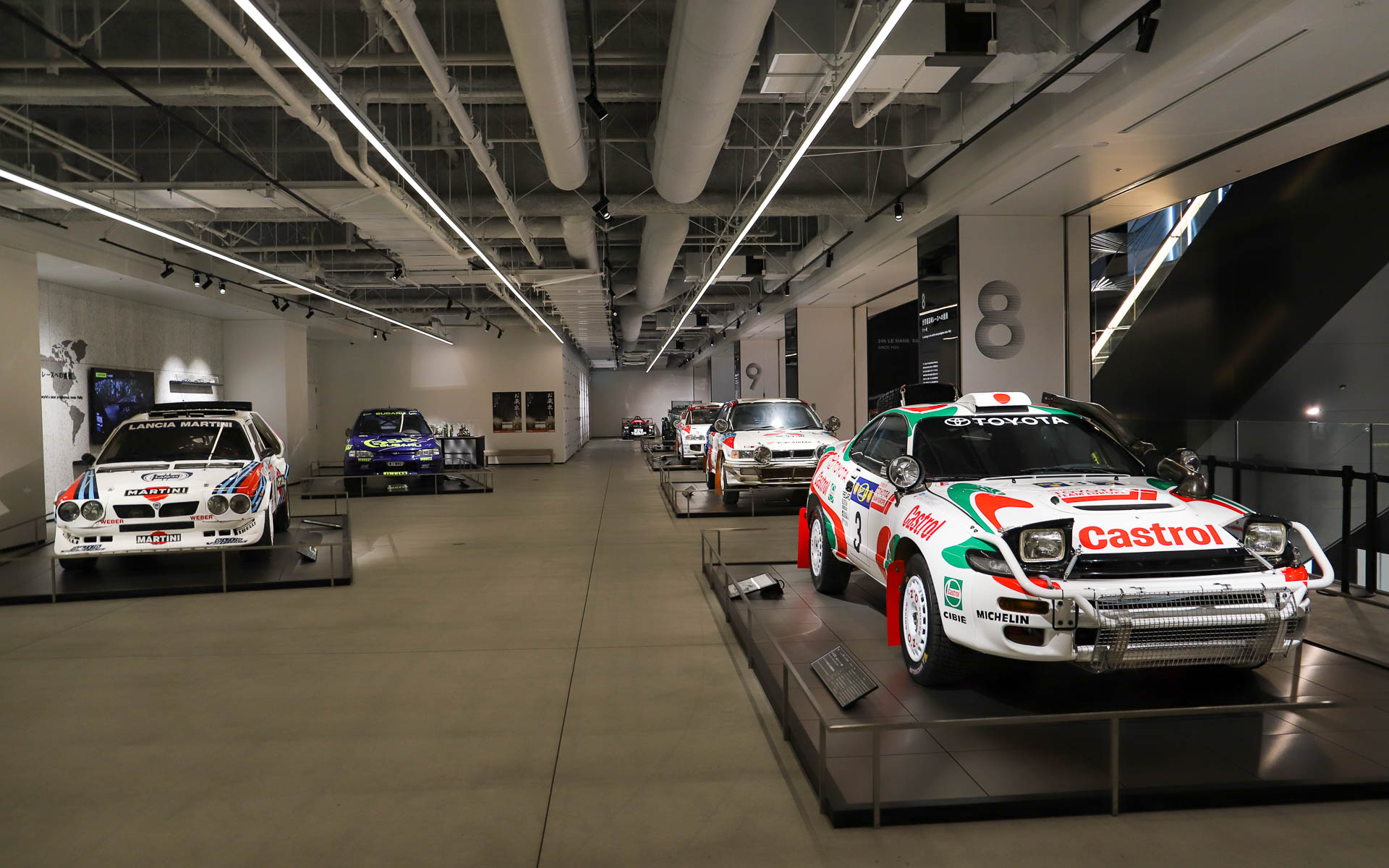 新旧モータースポーツの歴史がたどれる「富士モータースポーツミュージアム」は、1階と2階がミュージアム、3階はショップとカフェというレイアウト。中央の吹き抜け部分から展示車両をチラッと見ることができるものの、間近で見るレーシングカーは独特の雰囲気をまとっており、圧倒的な迫力があるので、ぜひミュージアムへも足を運んでいただきたい