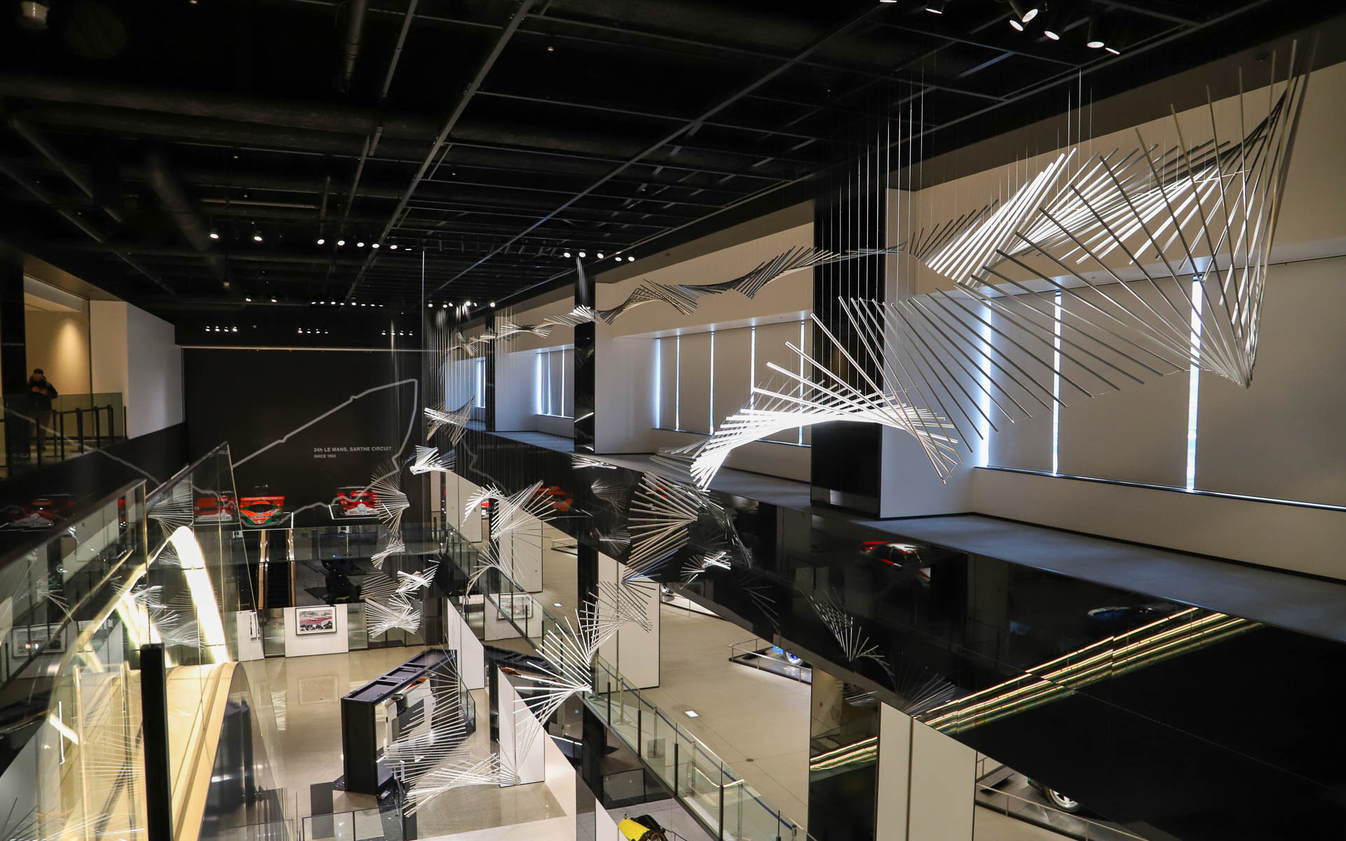 新旧モータースポーツの歴史がたどれる「富士モータースポーツミュージアム」は、1階と2階がミュージアム、3階はショップとカフェというレイアウト。中央の吹き抜け部分から展示車両をチラッと見ることができるものの、間近で見るレーシングカーは独特の雰囲気をまとっており、圧倒的な迫力があるので、ぜひミュージアムへも足を運んでいただきたい