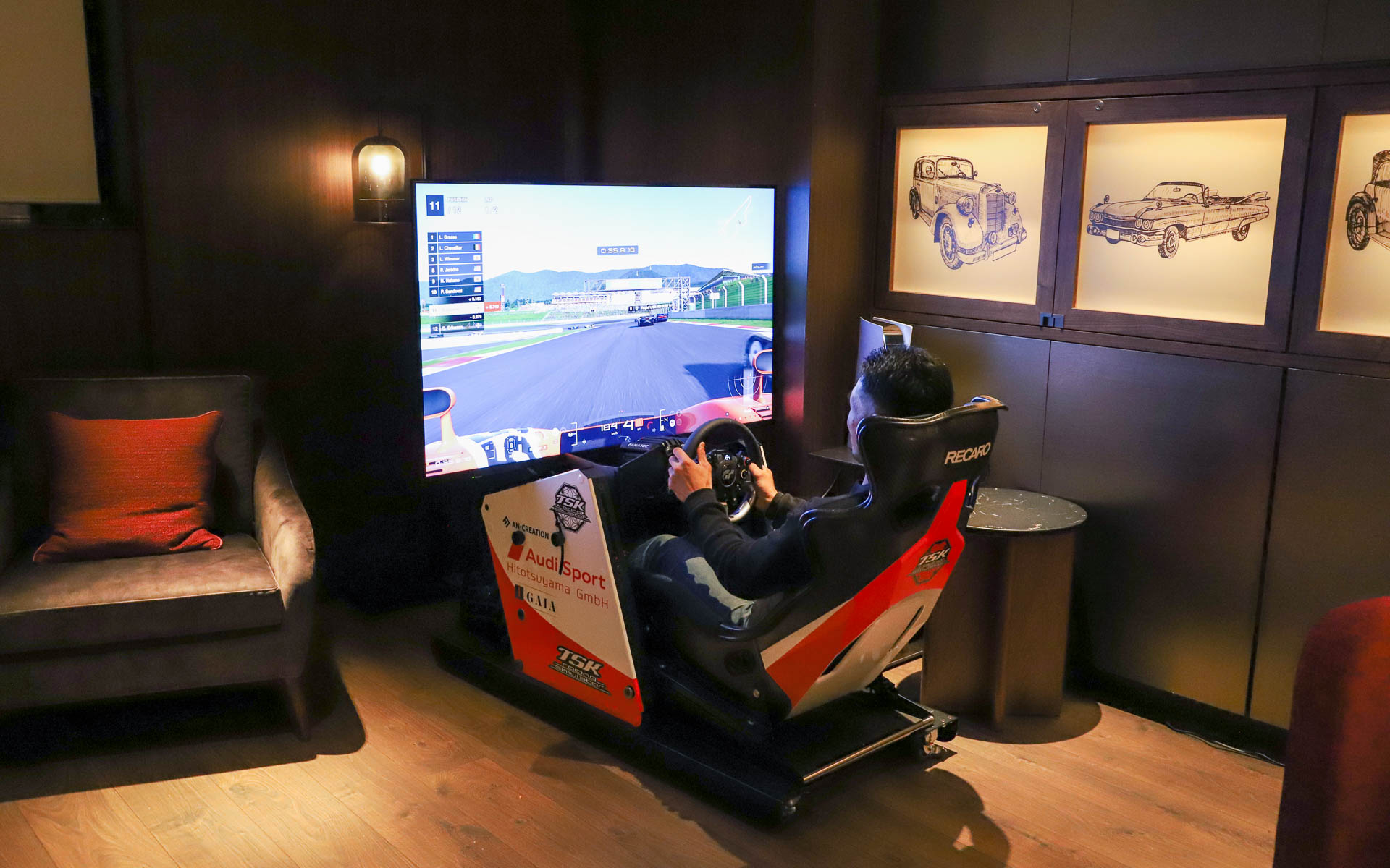 富士スピードウェイホテル内には2機のシミュレータが設置されている。写真はBAR 4563の個室内のシミュレータ。お酒を片手に白熱したレースを楽しめる