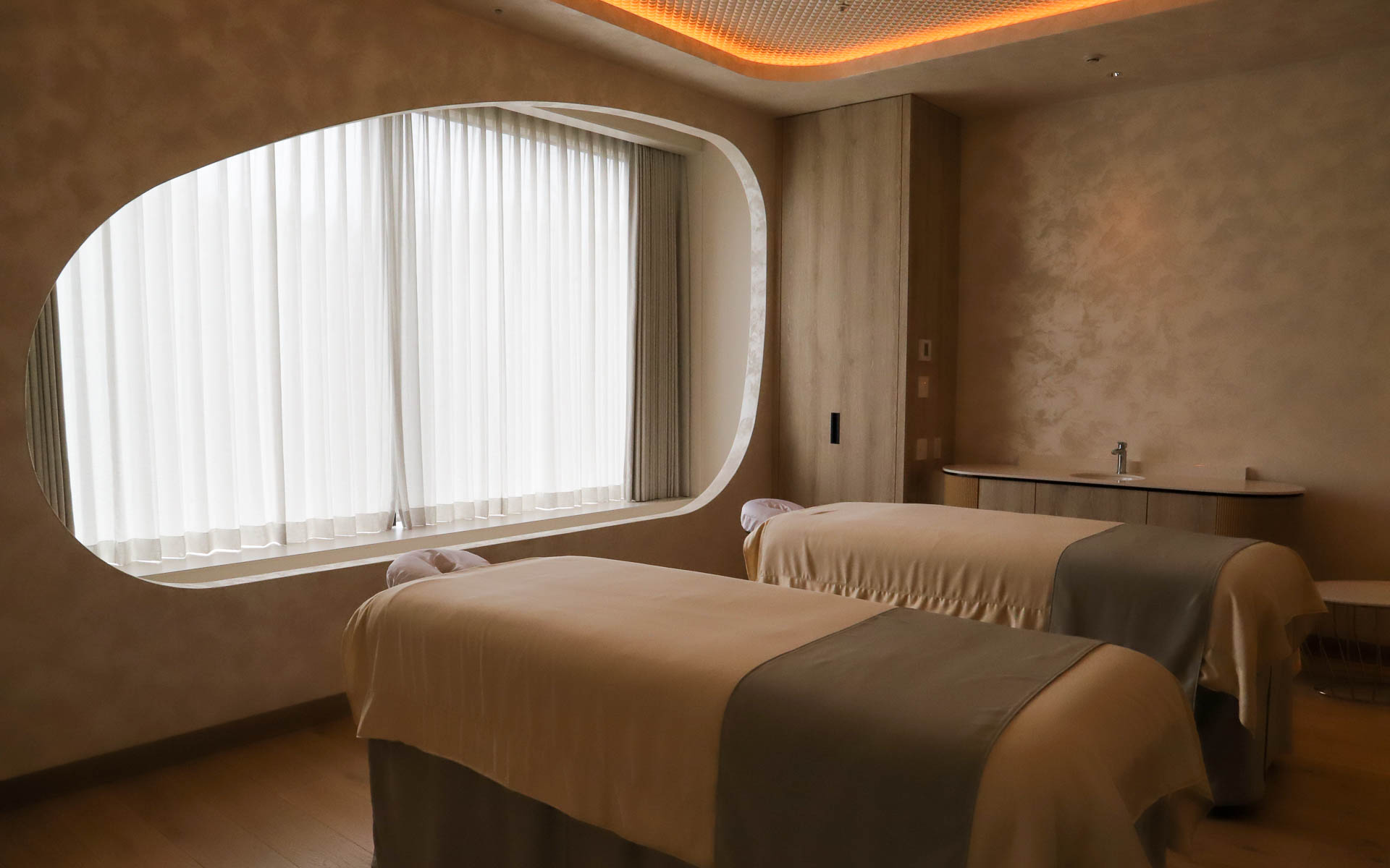 2部屋のカップルルームを含む全6部屋があり、静岡らしいボディメニューの「グリーンティーピュアリチュアル」や、国内初進出のアメリカの高級スパブランドISUN（アイサン）のトリートメント、MIKIMOTO COSMETICSの化粧品を使用したフェイシャルトリートメントなど、さまざまなメニューを用意