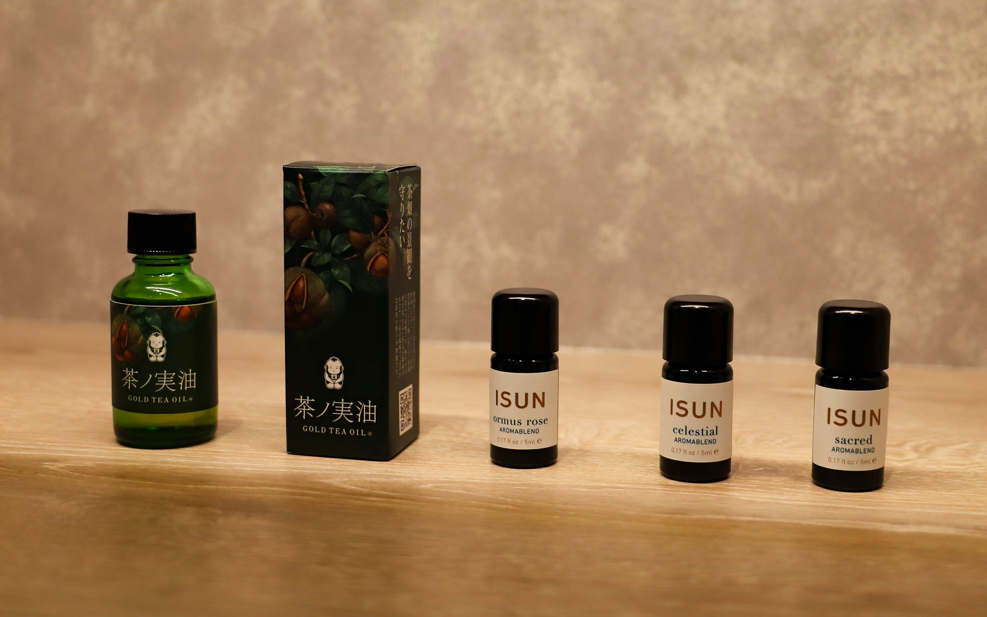 2部屋のカップルルームを含む全6部屋があり、静岡らしいボディメニューの「グリーンティーピュアリチュアル」や、国内初進出のアメリカの高級スパブランドISUN（アイサン）のトリートメント、MIKIMOTO COSMETICSの化粧品を使用したフェイシャルトリートメントなど、さまざまなメニューを用意