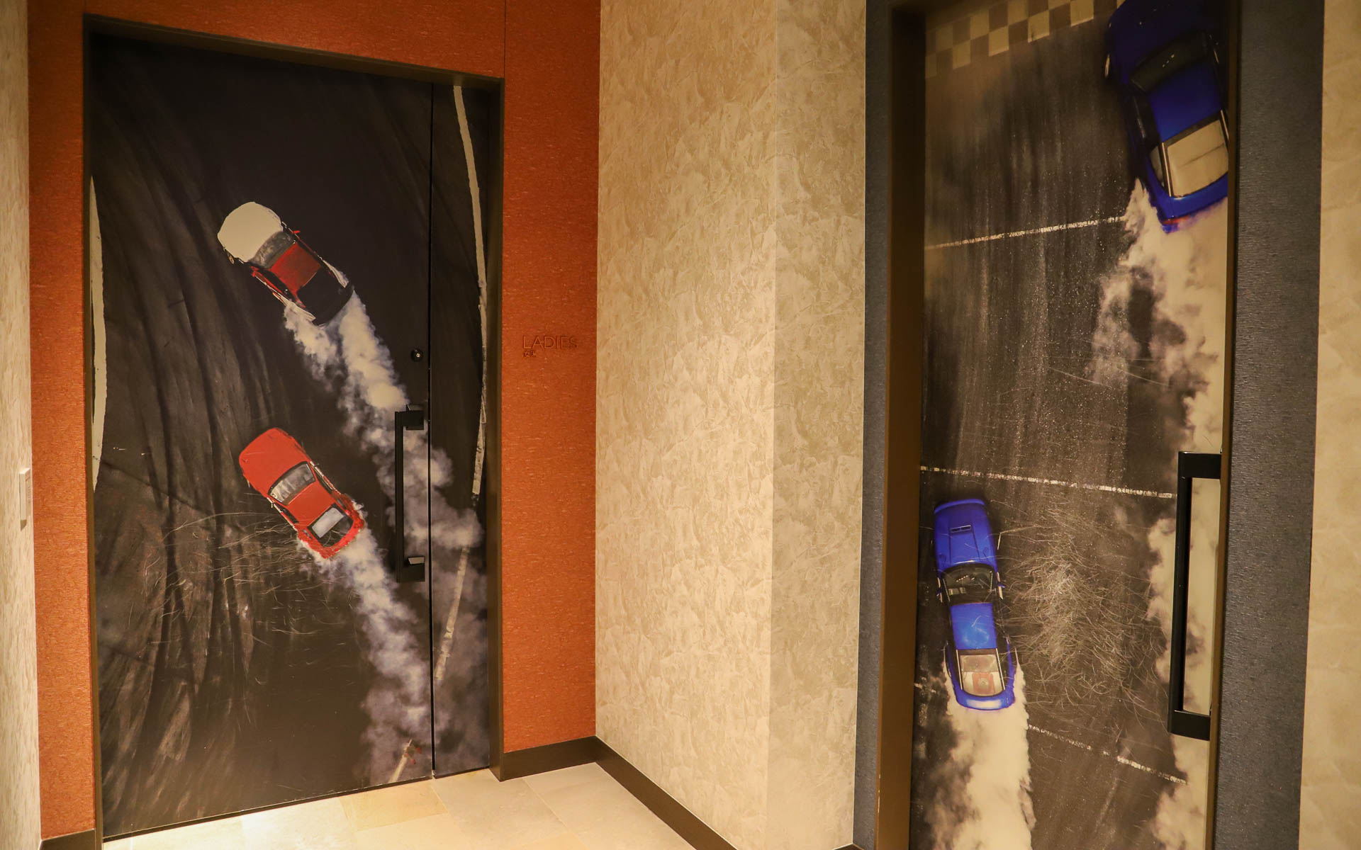 「富士大御神温泉」の個性的な入り口。過去に富士のSUPER GT観戦をした際、雨に降られて身体が冷えてしまった経験があるので、そんなときにここで温まれたらどれだけ幸せだろうか……と思いながら入浴してきた。晴れていたら富士山が拝める