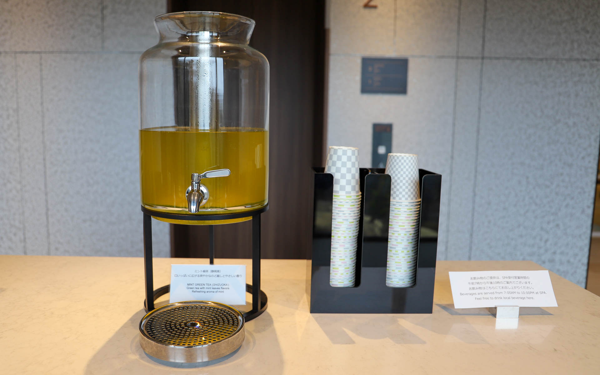 爽やかなミント緑茶も提供
